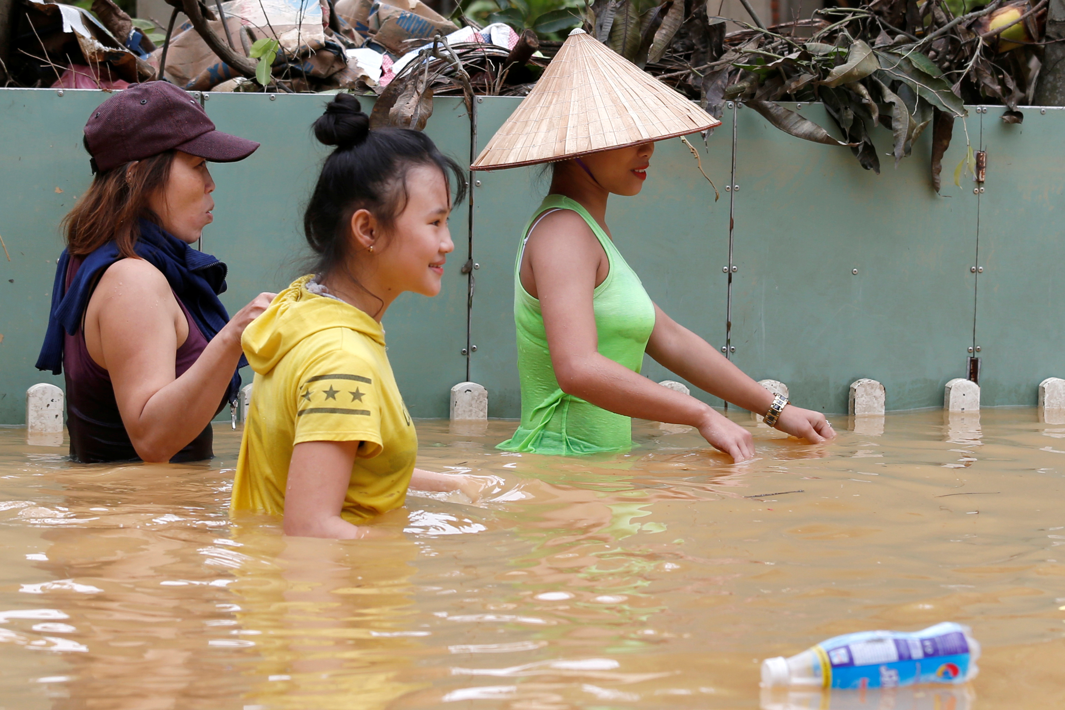 فتيات وسط مياه الفيضان