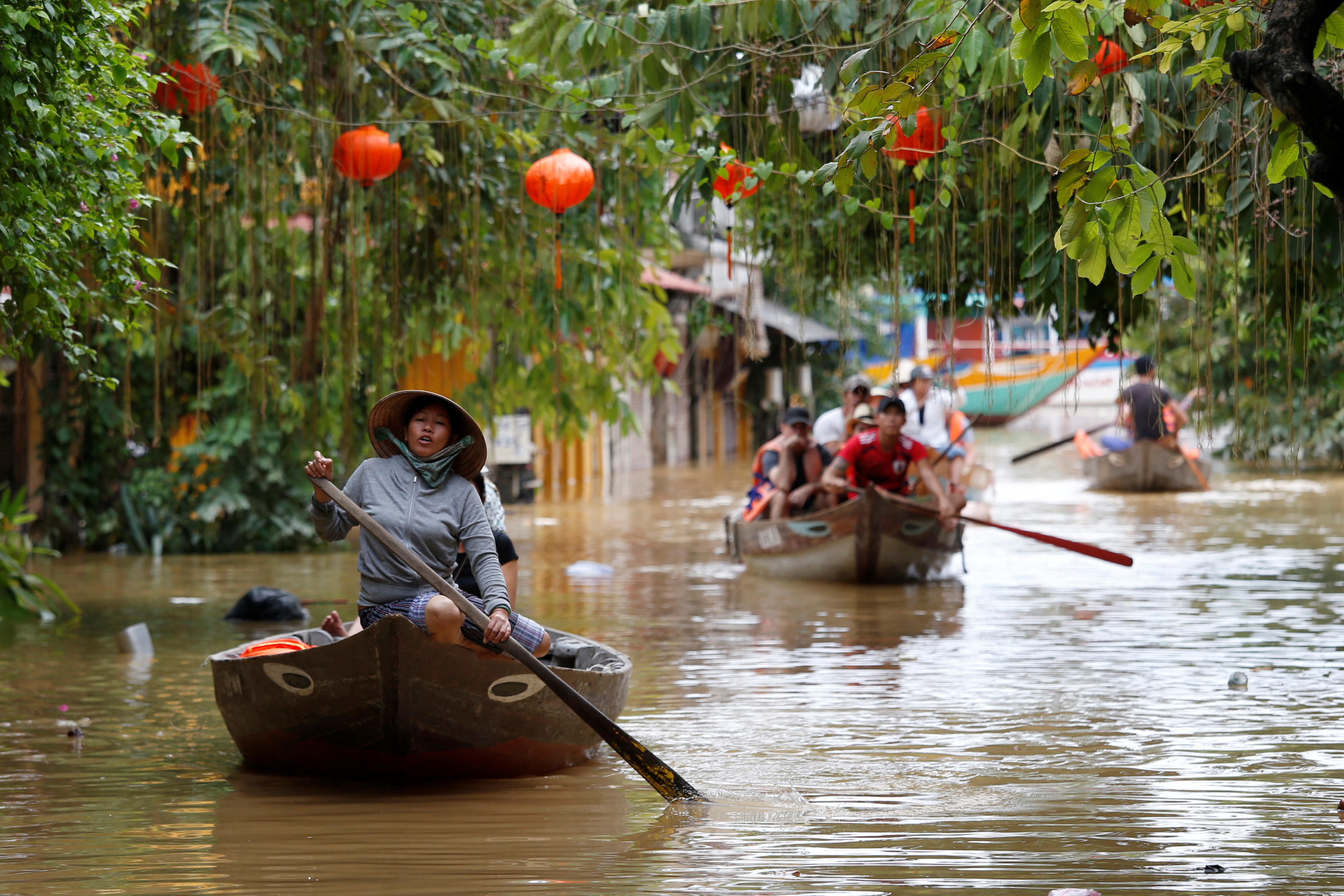 فيتناميون وسط مياه الفيضان