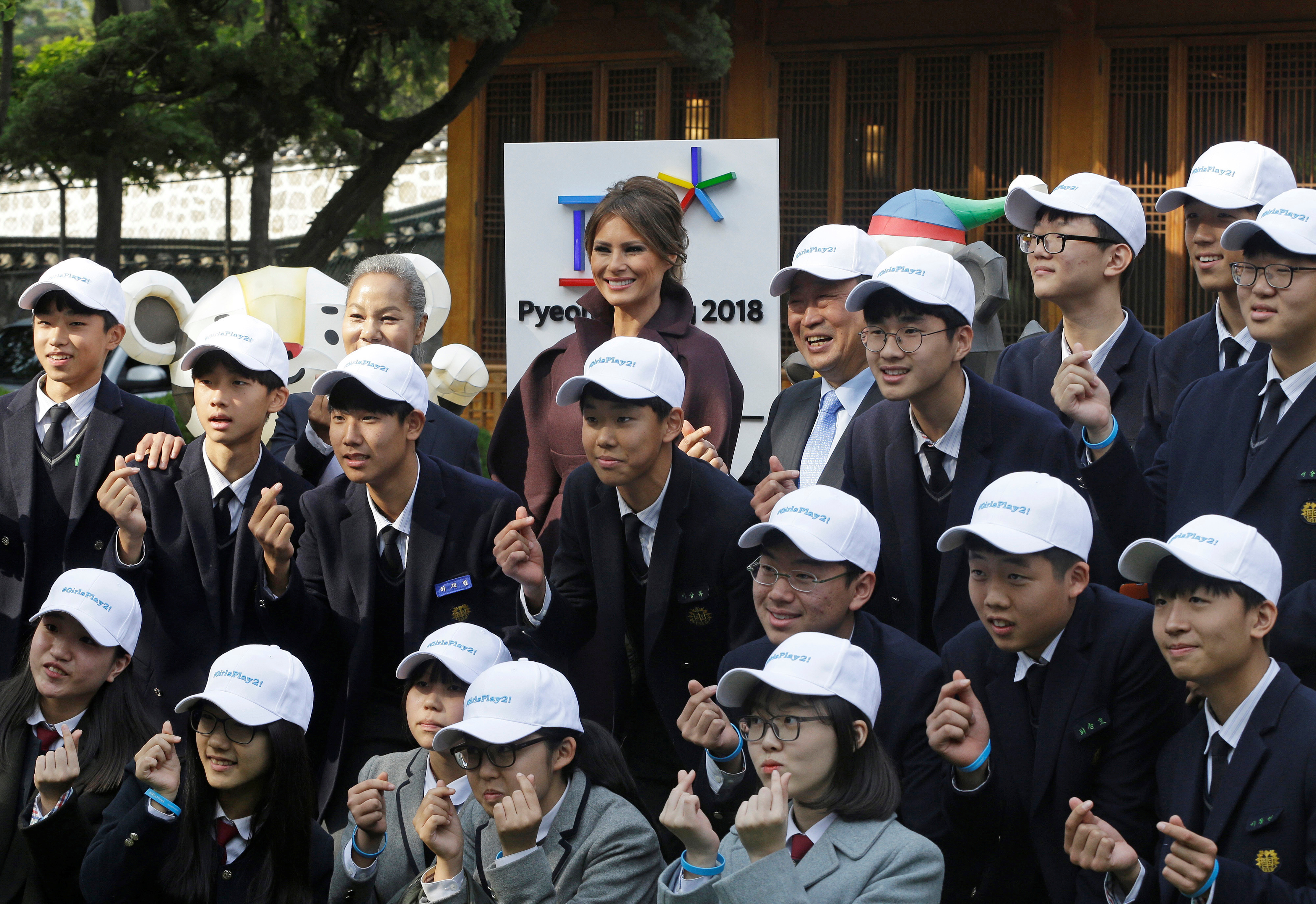 صورة تذكارية لميلانيا ترامب مع طلاب مدرسة بكوريا الجنوبية