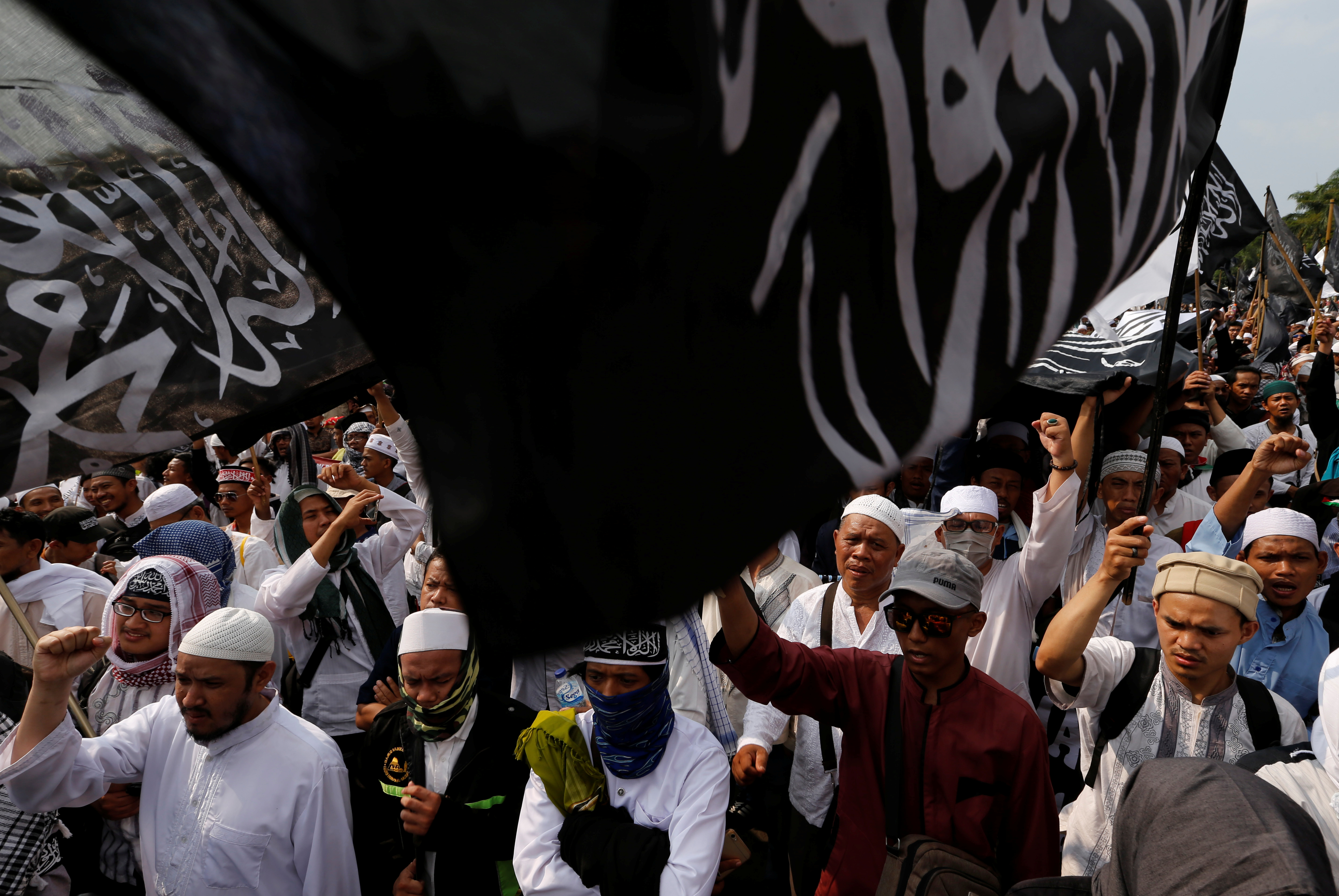 تظاهرات ضد حل الجماعات الإسلامية فى إندونيسيا