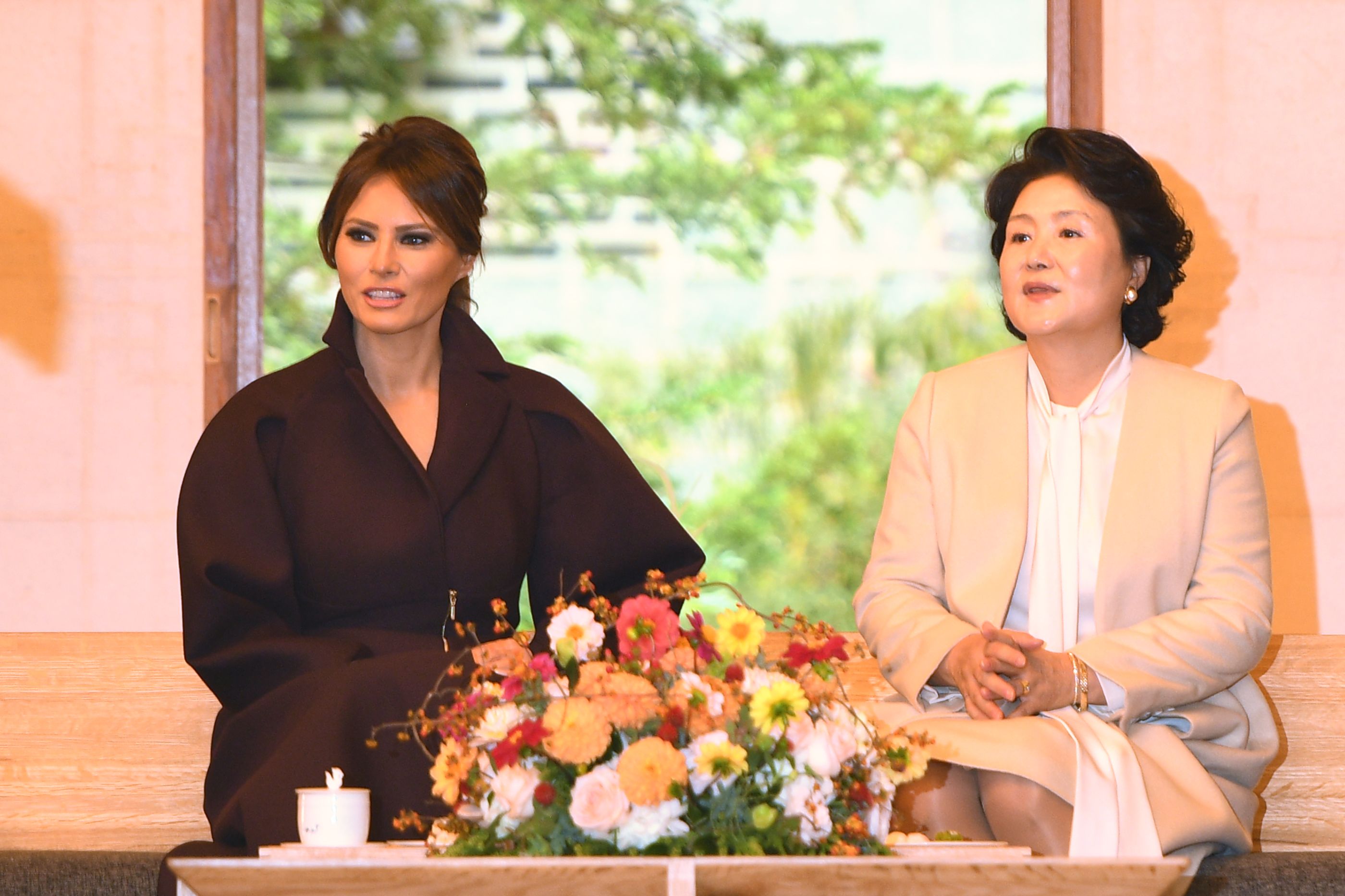 ميلانيا ترامب تتناول الشاى مع السيدة الأولى بكوريا الجنوبية