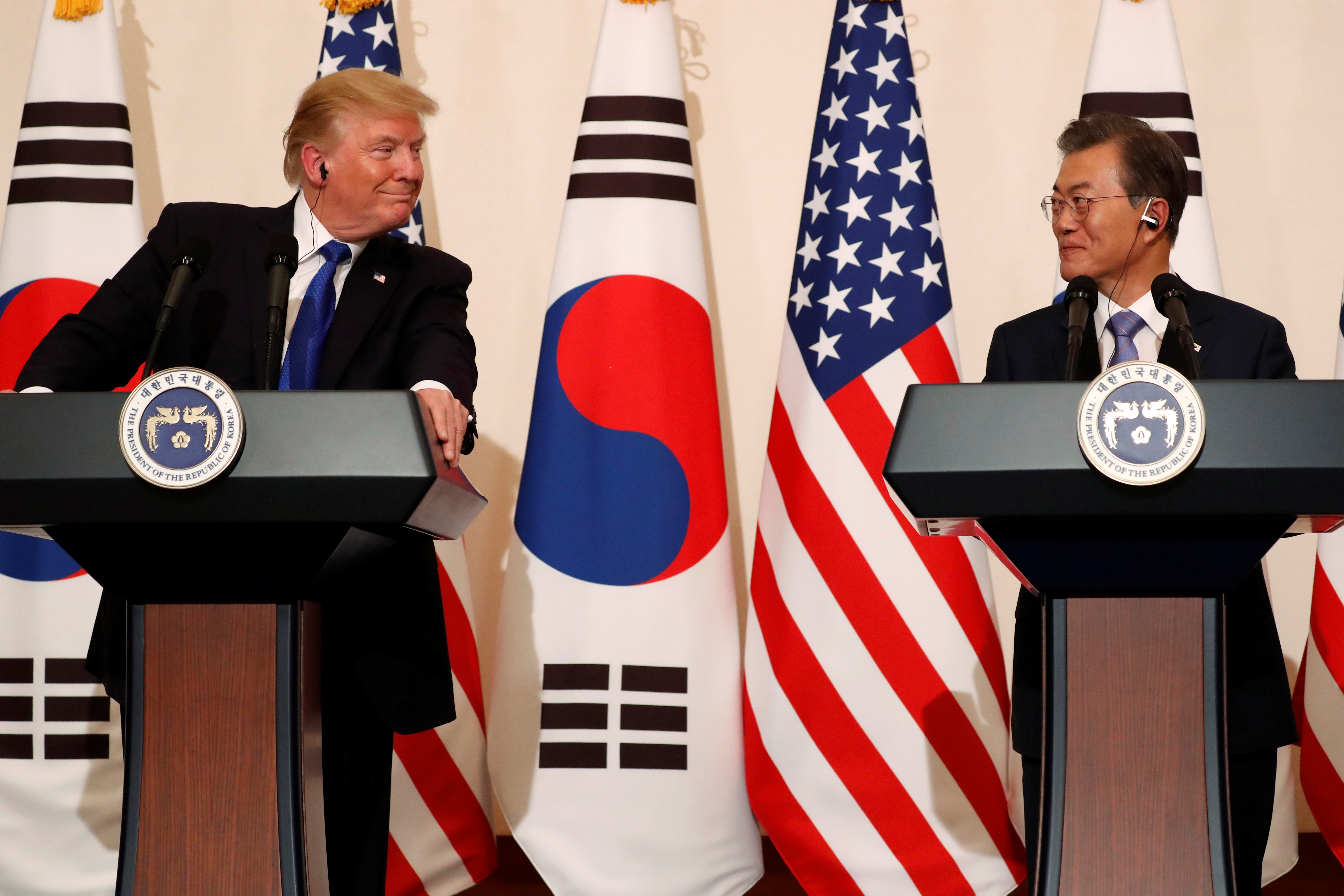ترامب يبتسم لرئيس كوريا الجنوبية