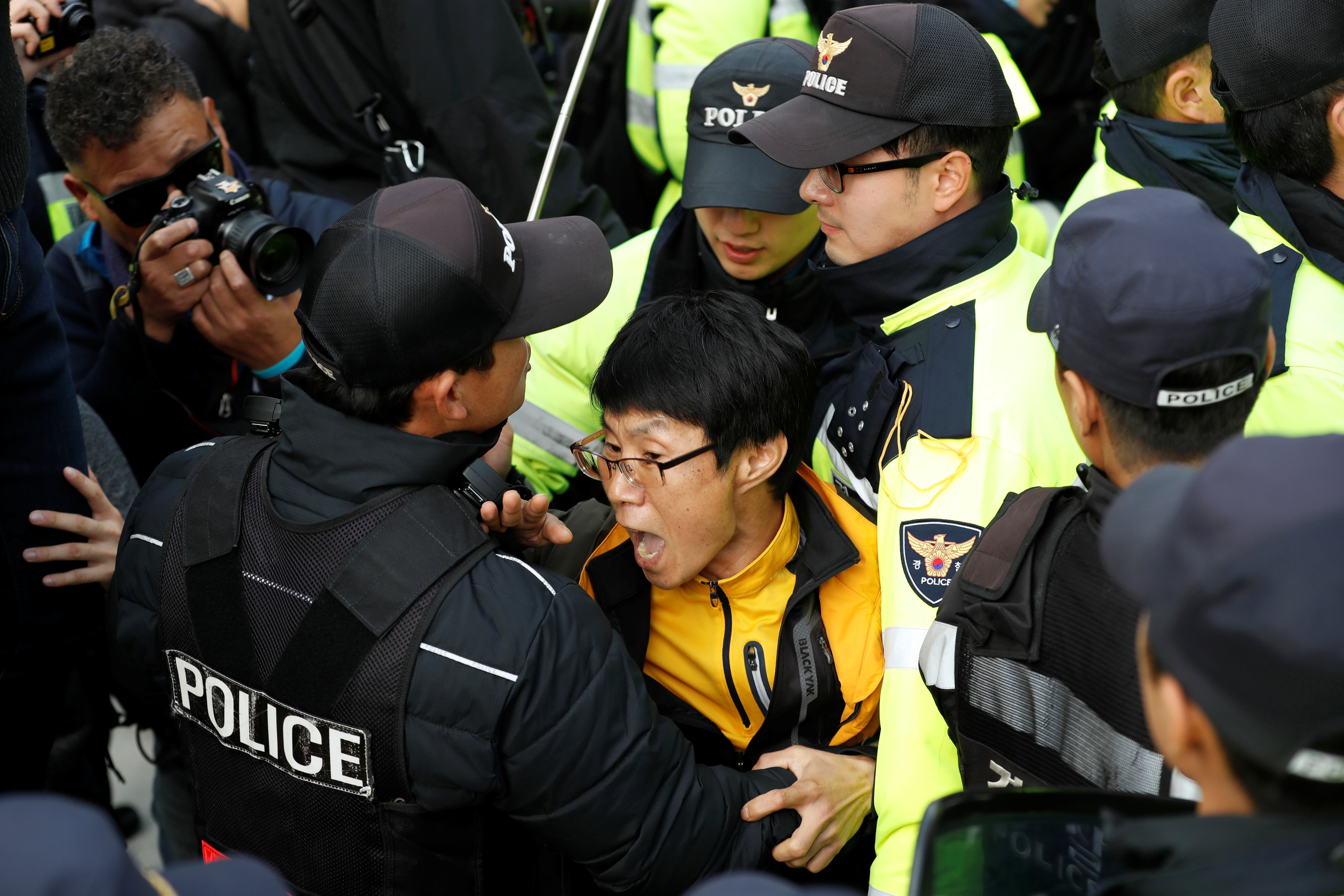 اشتباكات بين شرطة كوريا الجنوبية ومحتجين على زيارة ترامب
