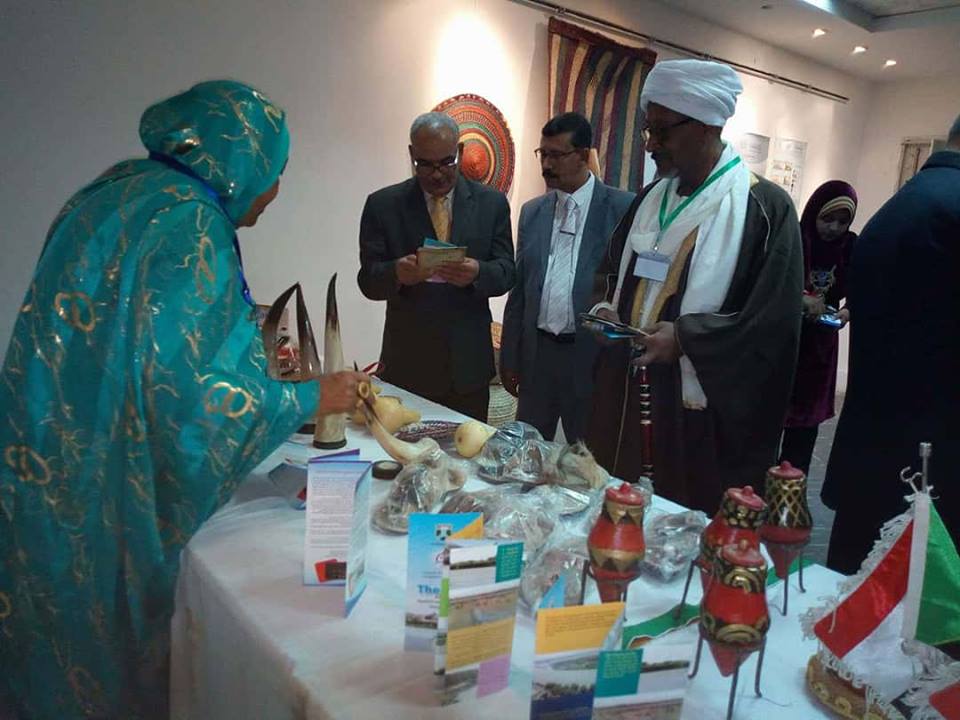 مدير فرع الثقافة يتفقد معرض المنتجات السودانية