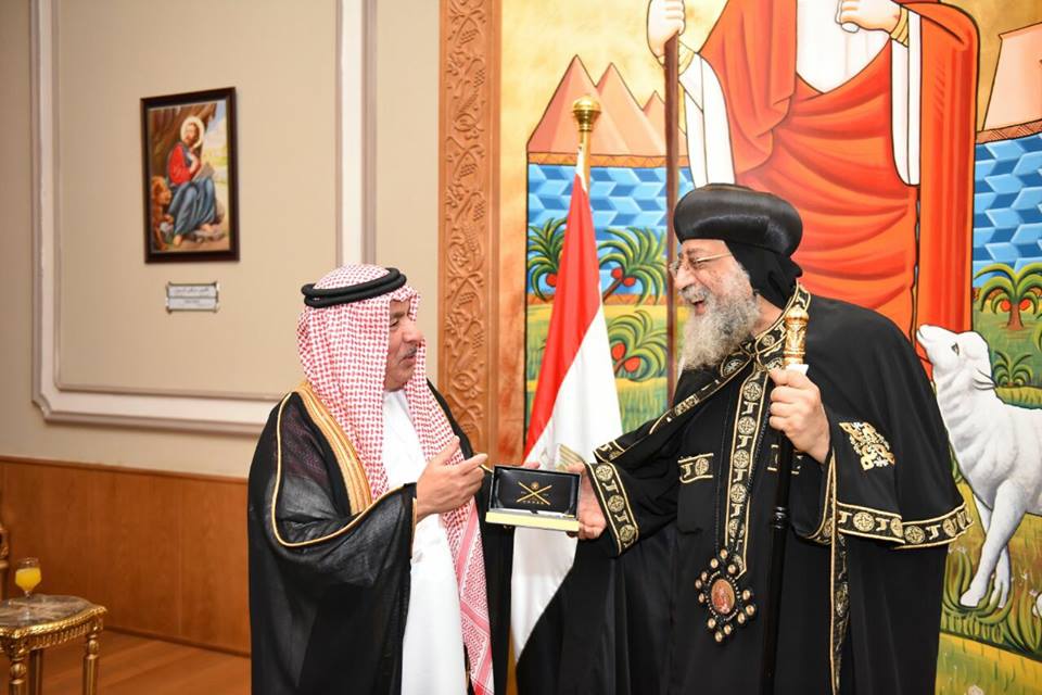 يتبادلان الهدايا التذكارية يتبادلان الهدايا التذكارية