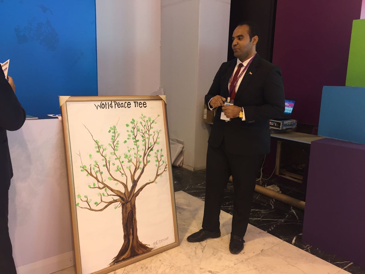شجرة السلام والشاب أحمد أسامة