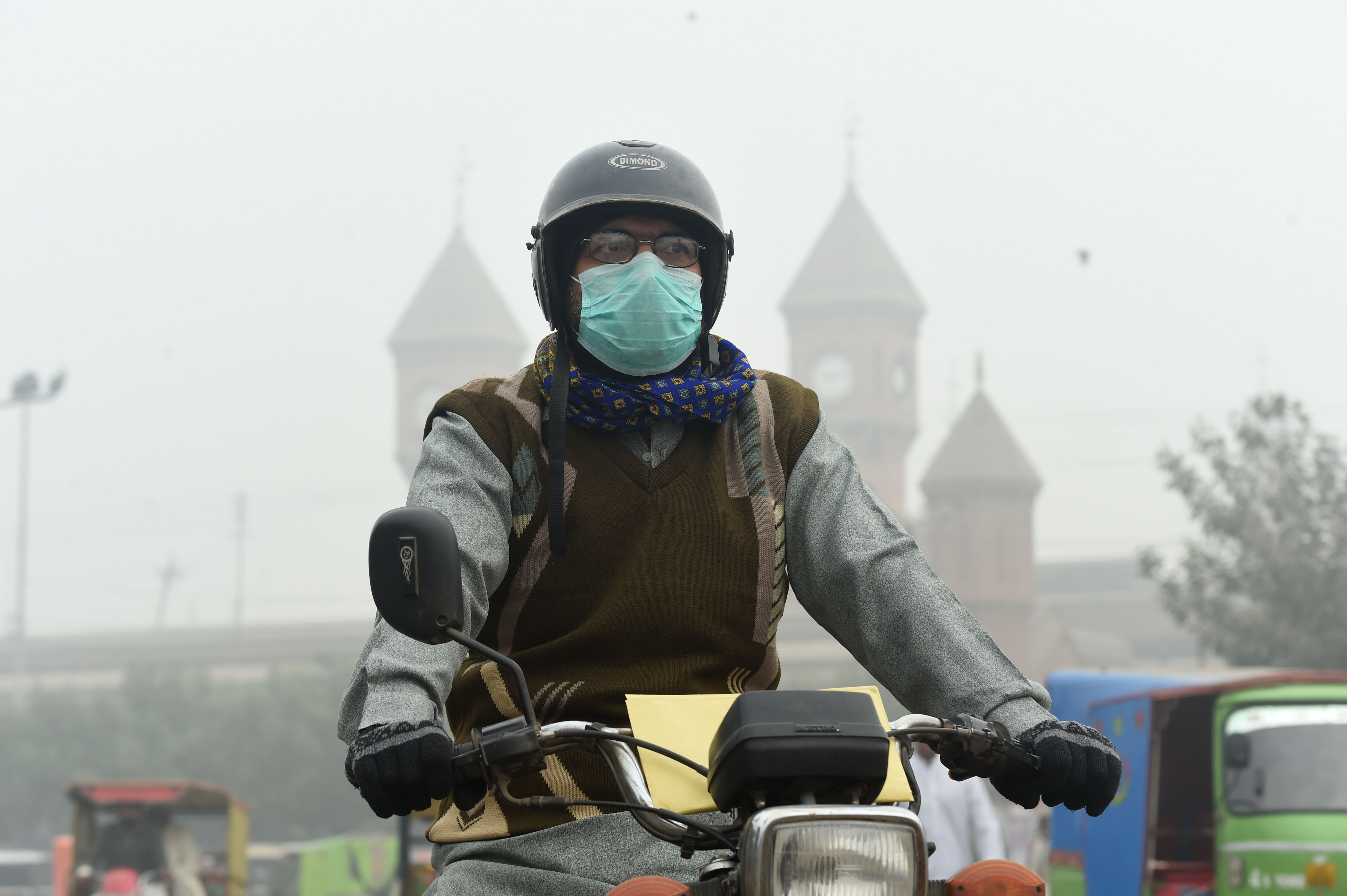 مواطن هندى يرتدى كمامة بسبب التلوث