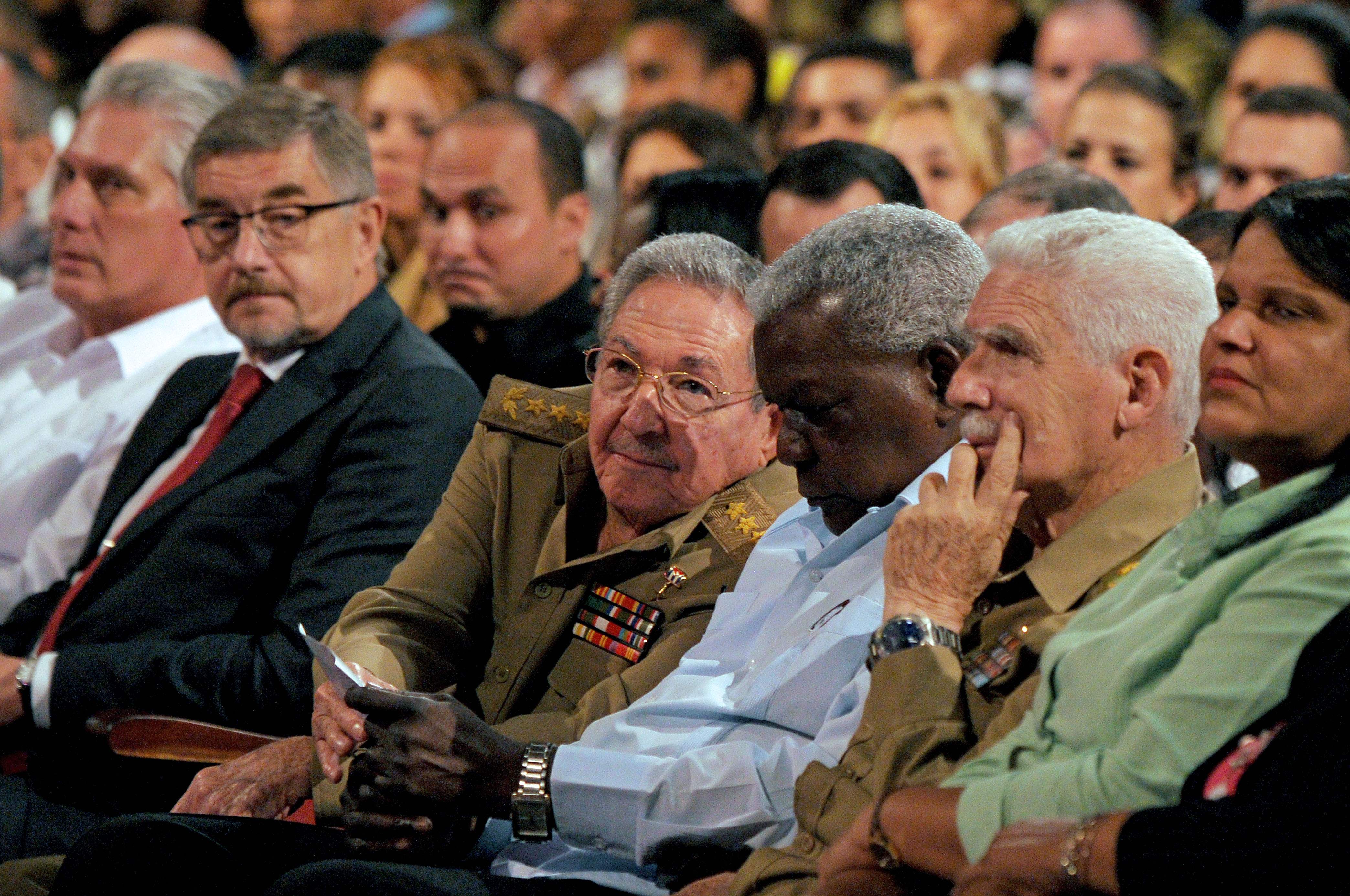الرئيس الكوبي راؤول كاسترو والمسؤولين