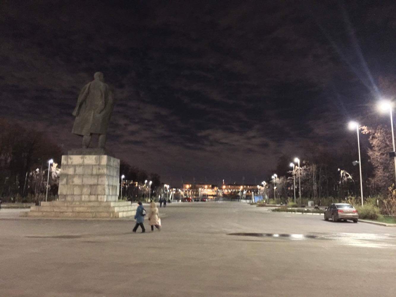 تمثال الزعيم لينين أمام بوابة الأستاد