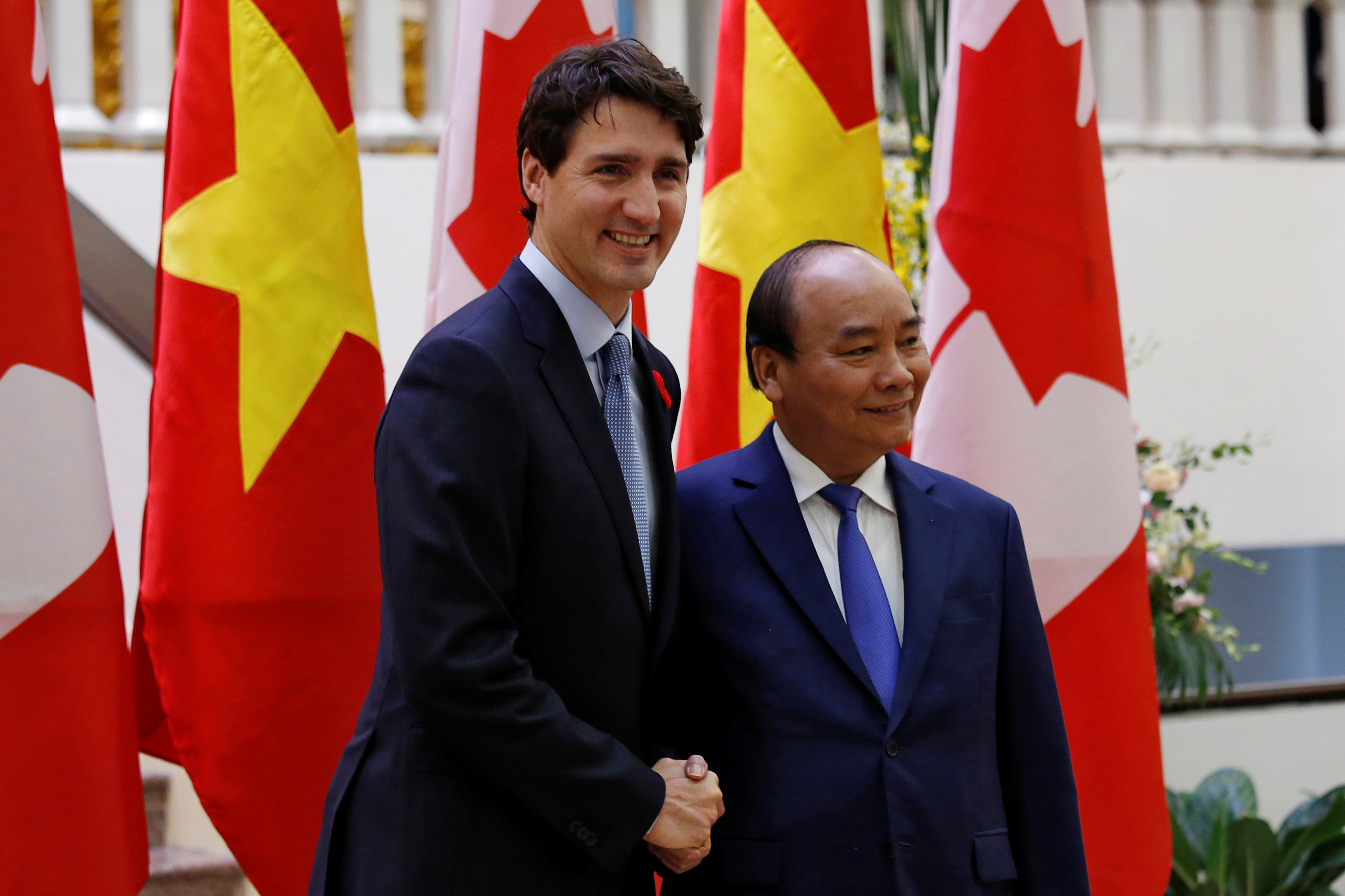 رئيس وزراء فيتنام نجوين شوان يصافح نظيره الكندى