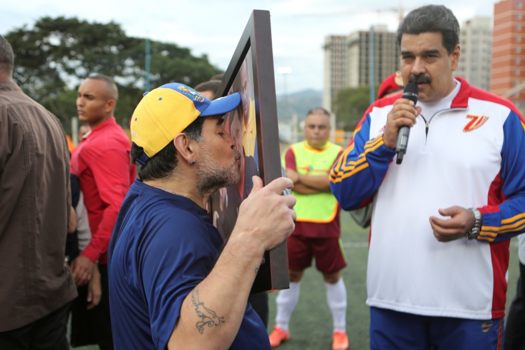 مارادونا ورئيس فنزويلا (2)