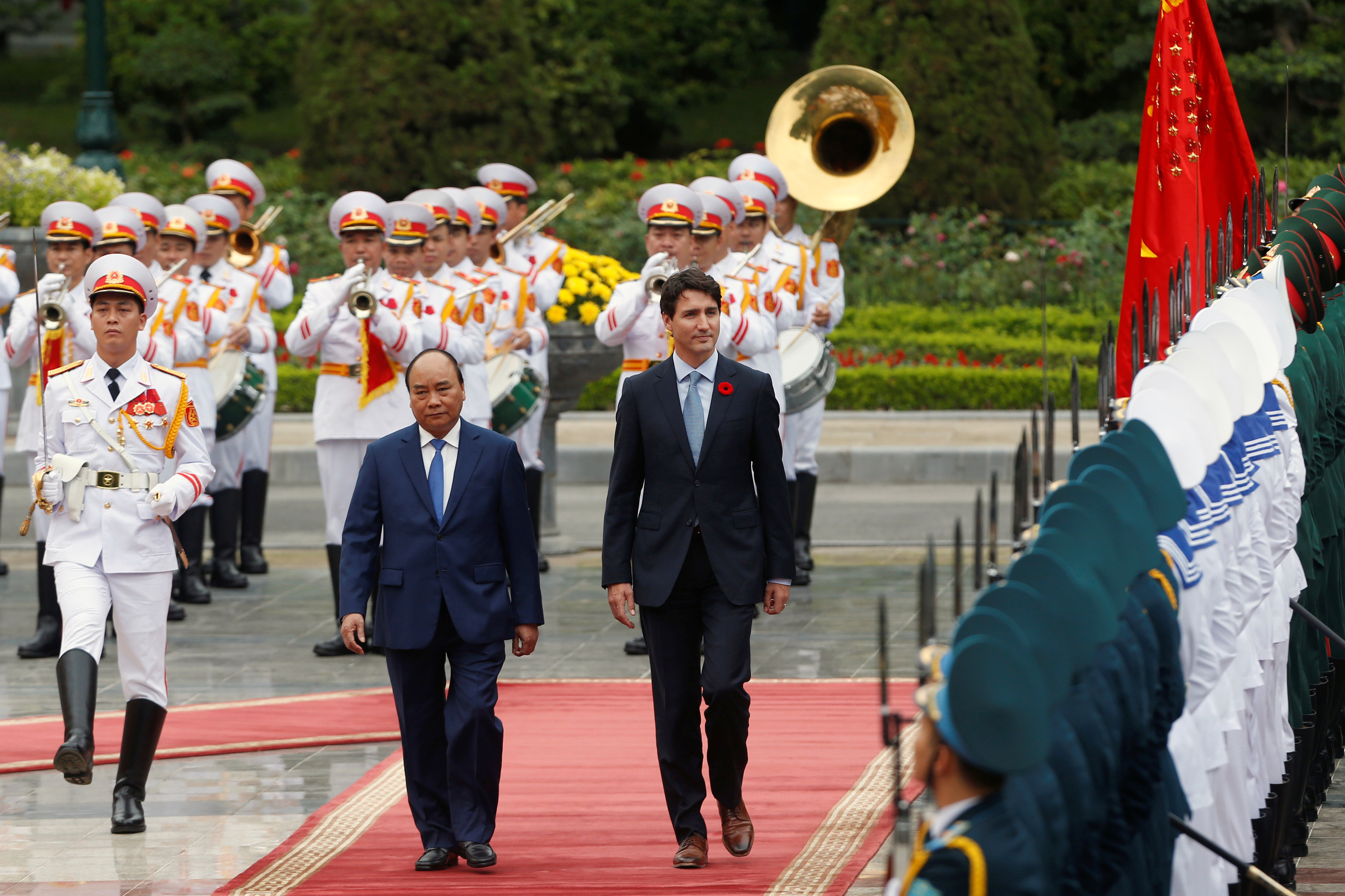 رئيس الوزراء الكندى جوستين ترودو مع نظيره الفيتنامى نجوين شوان