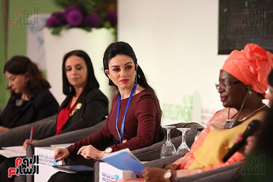 جلسة دور المرأة فى دوائر صناعة القرار بمنتدى شباب العالم (2)