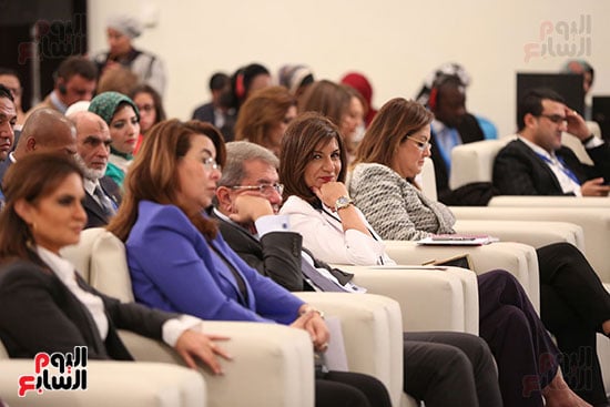 جلسة دور المرأة فى دوائر صناعة القرار بمنتدى شباب العالم (1)