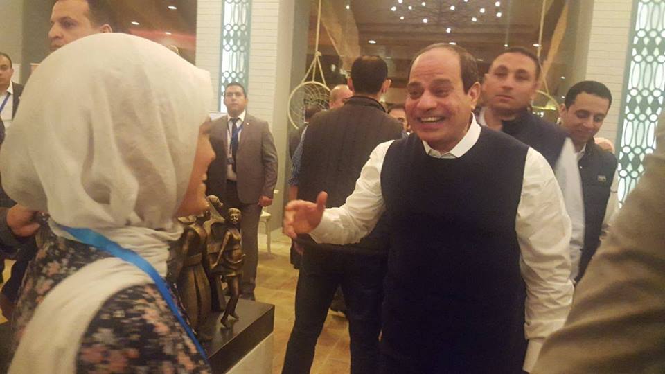  الرئيس عبد الفتاح السيسي يصافح اصغر نحاتة