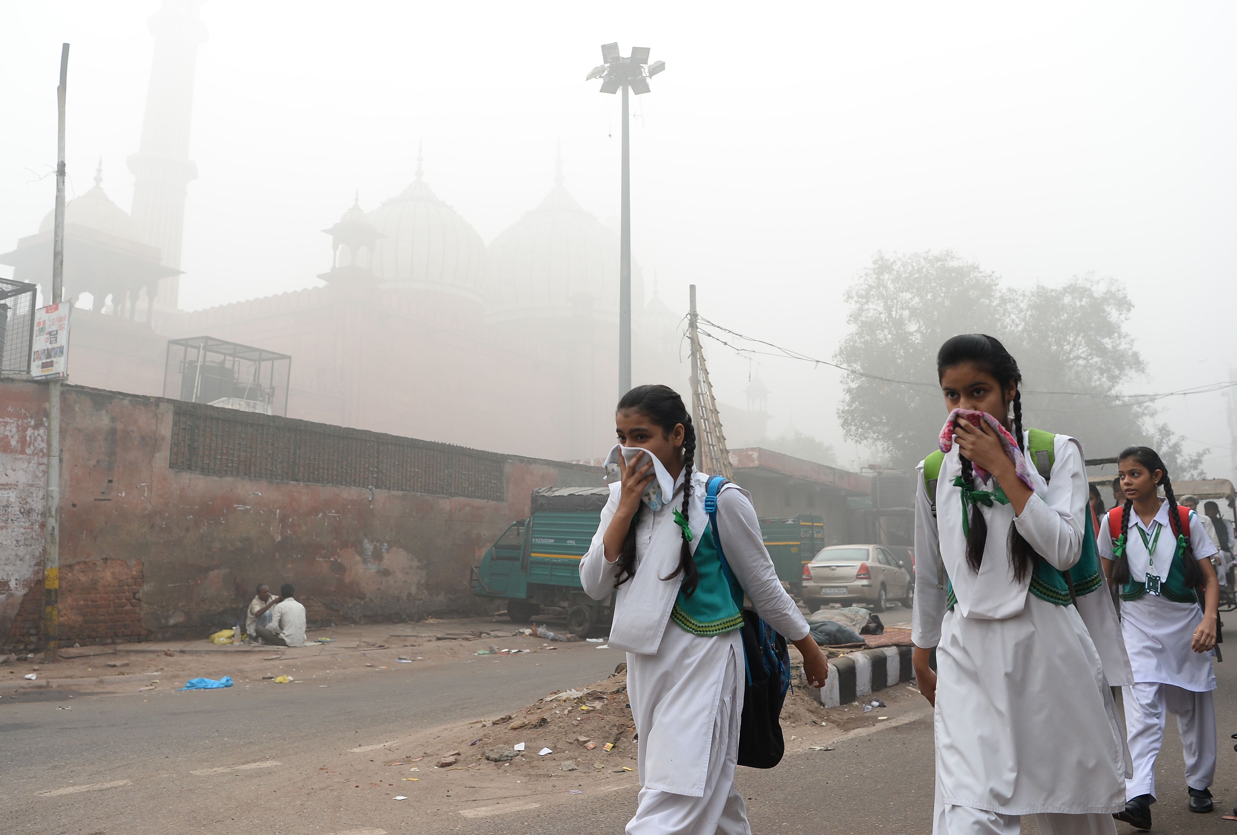 طالبات تسير وسط التلوث الدخانى فى الهند
