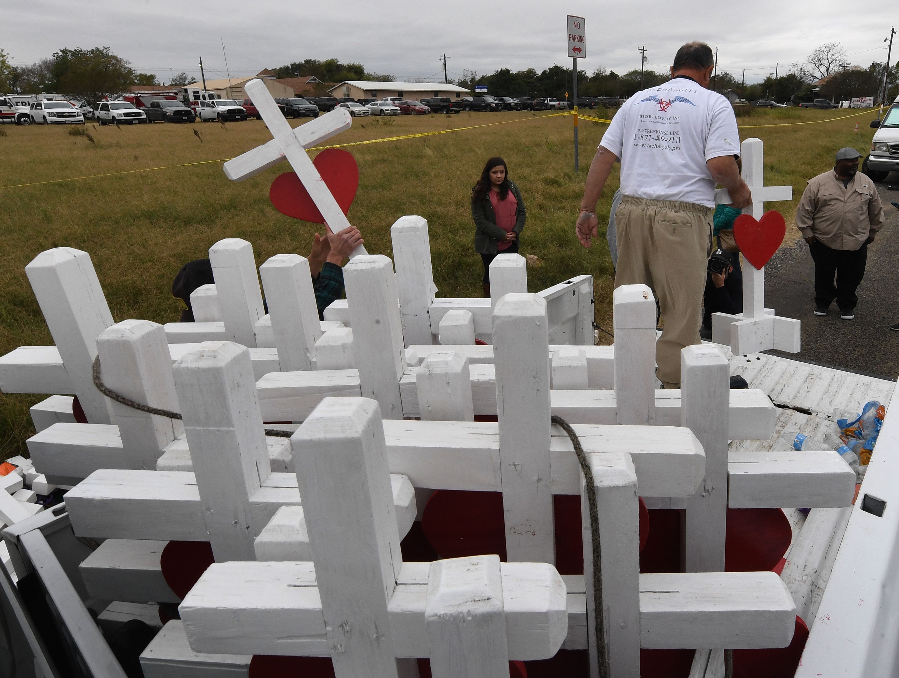 نصب تذكارى بالصلبان لتخليد ضحايا حادث كنيسة تكساس