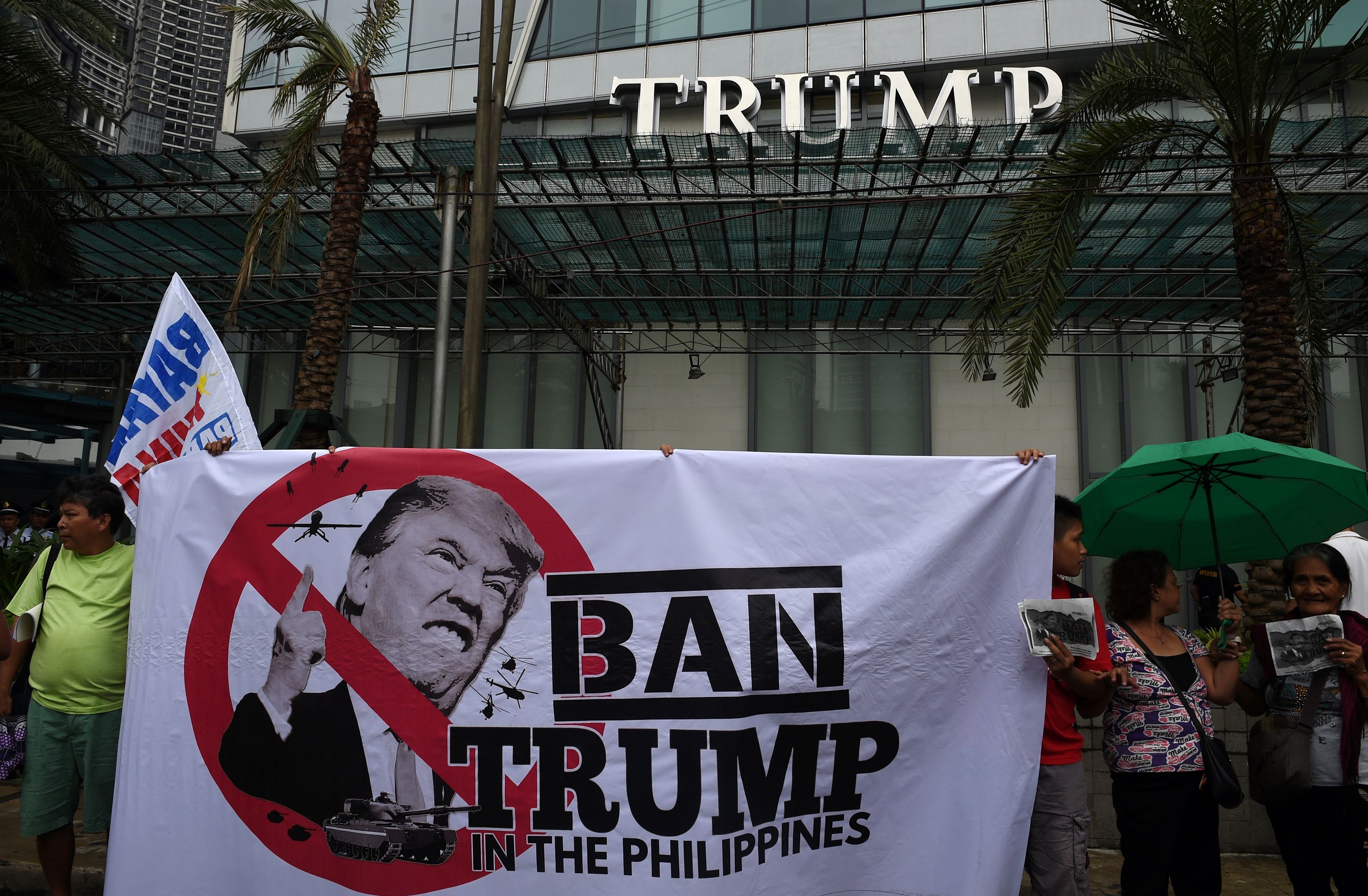لافتات ضد ترامب فى مانيلا