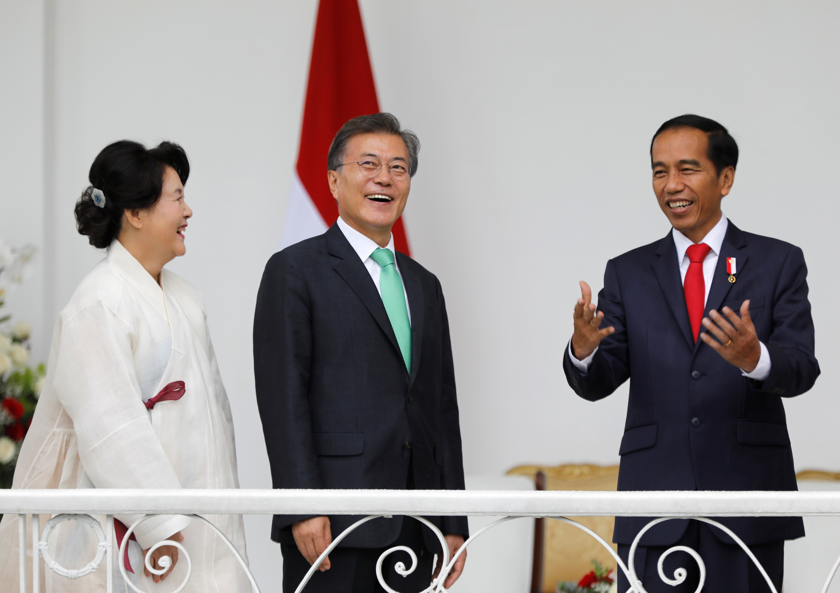 رئيس كوريا الجنوبية  وقرينته مع الرئيس الإندونيسيى