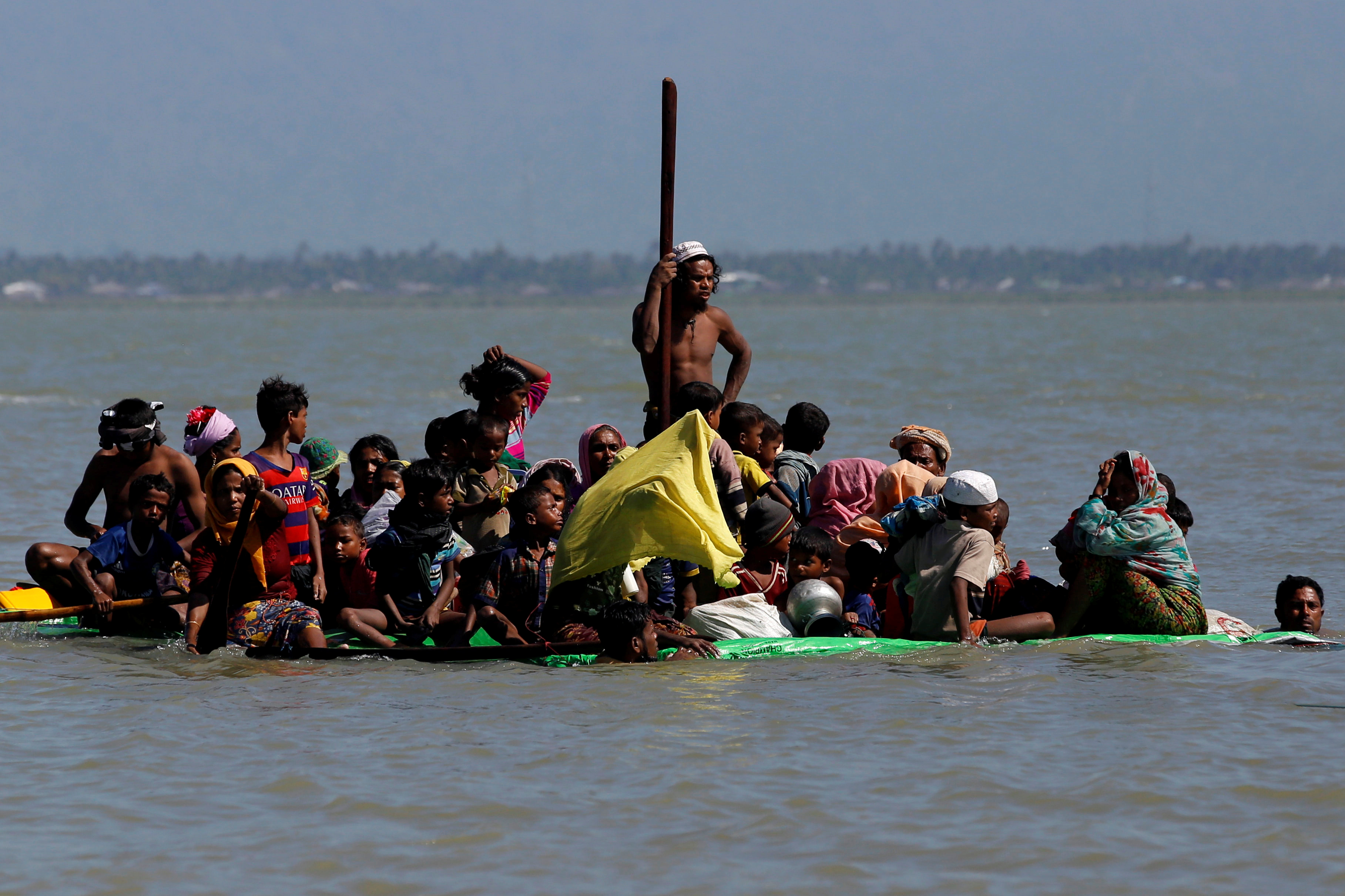 مسلمى الروهينجا يفرون إلى بنجلاديش عبر البحر