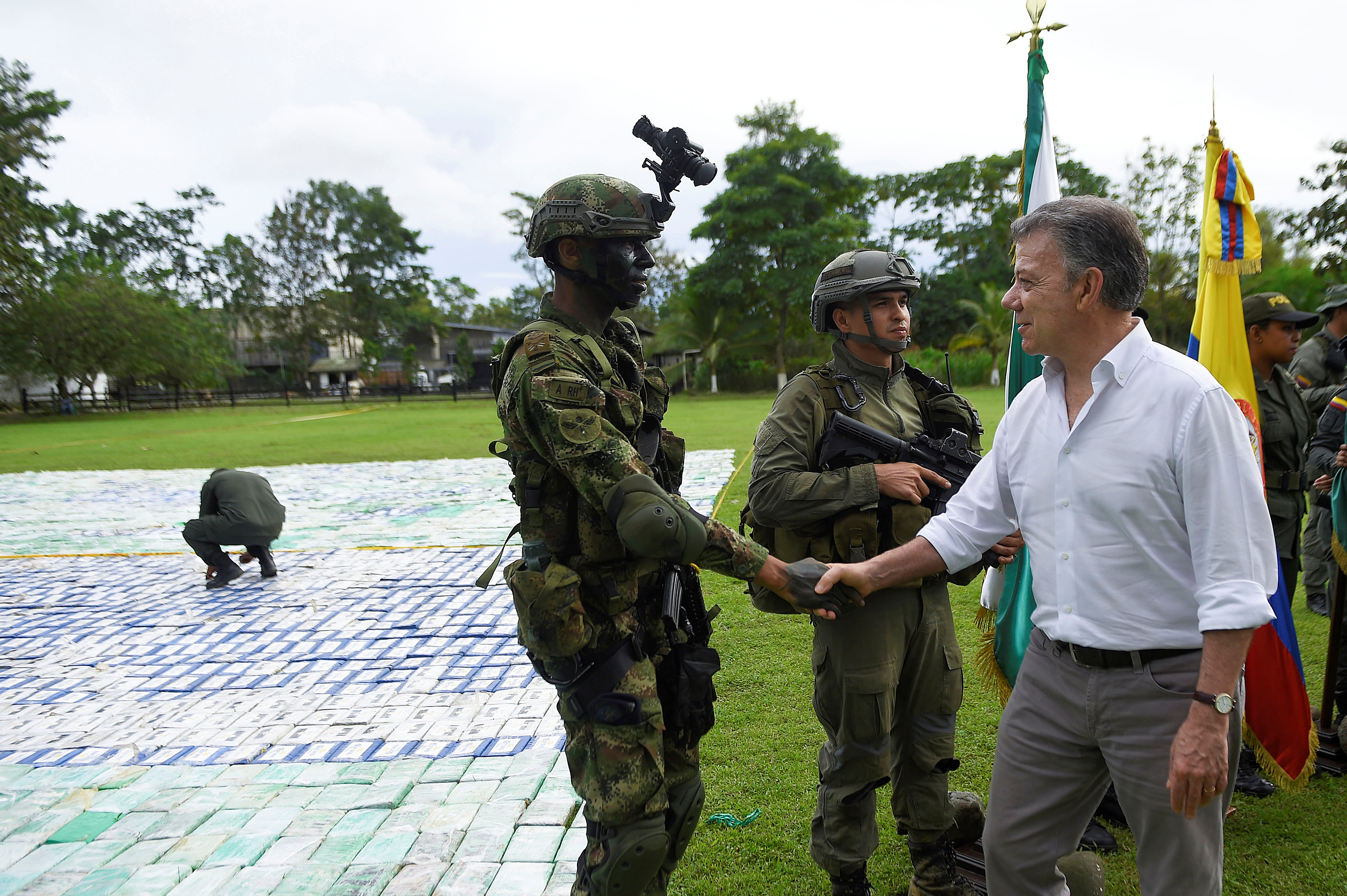 رئيس كولومبيا يصافح الجنود