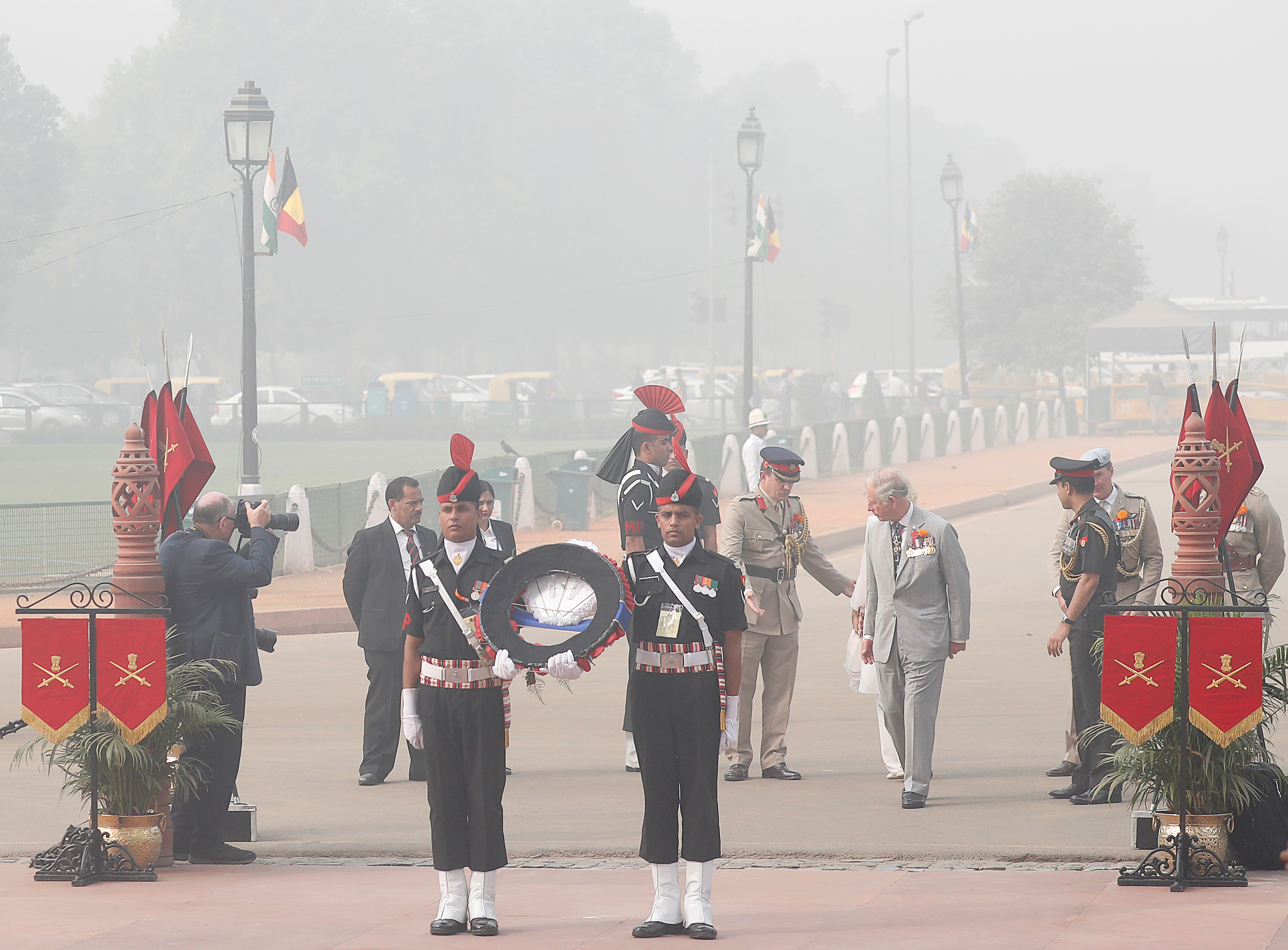 وصول الأمير تشارلز وكاميلا خلال زيارة  النصب التذكارى للحرب فى الهند