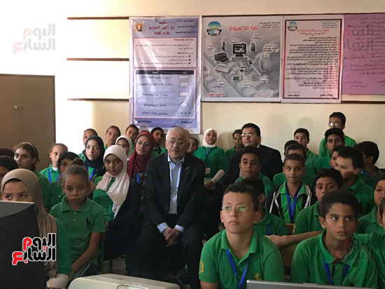وزير التعليم يجلس بالفصل مع طلاب شرم الشيخ ويؤكد حاجة تشرف بجد (4)