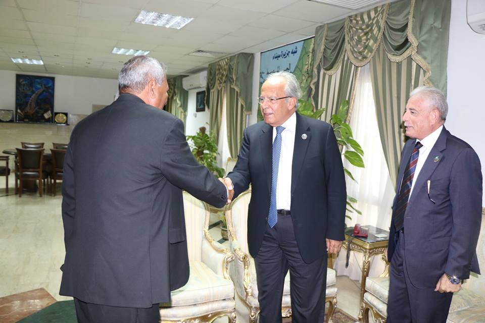  وزير التنمية المحلية يصفح رئيس مدينة شرم الشيخ