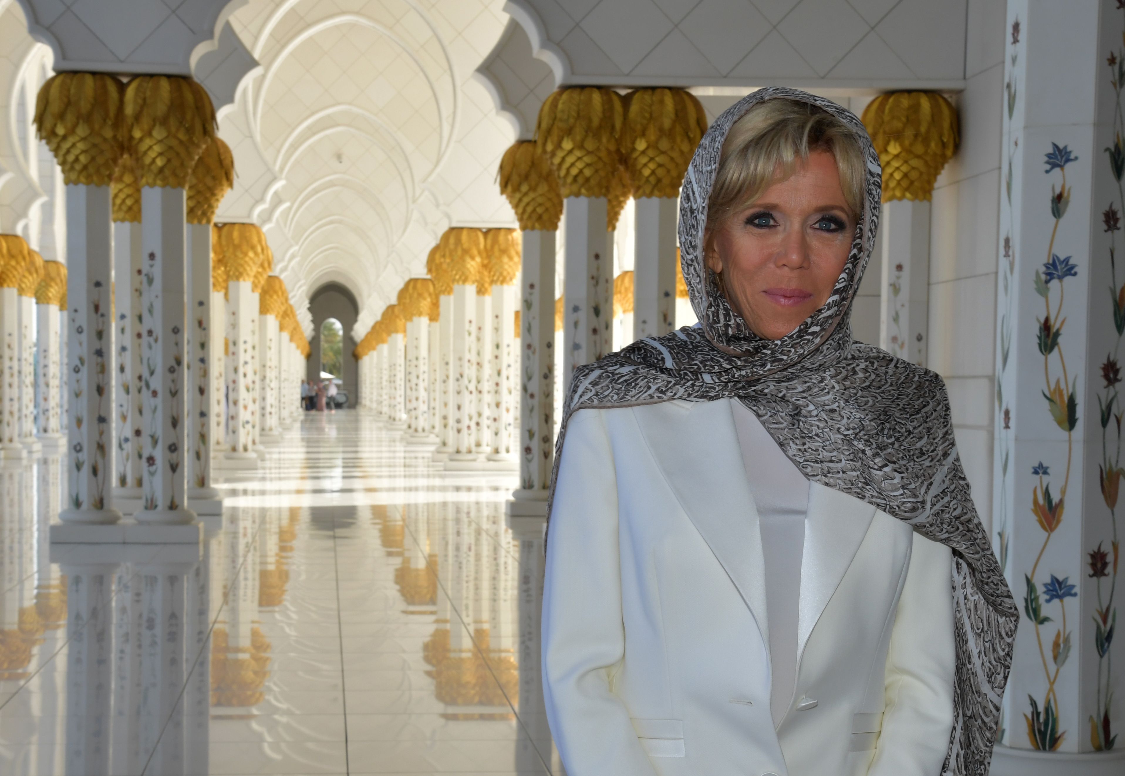 بريجيت ماكرون زوجة الرئيس الفرنسى تتفقد  مسجد الشيخ زايد الكبير فى أبو ظبى