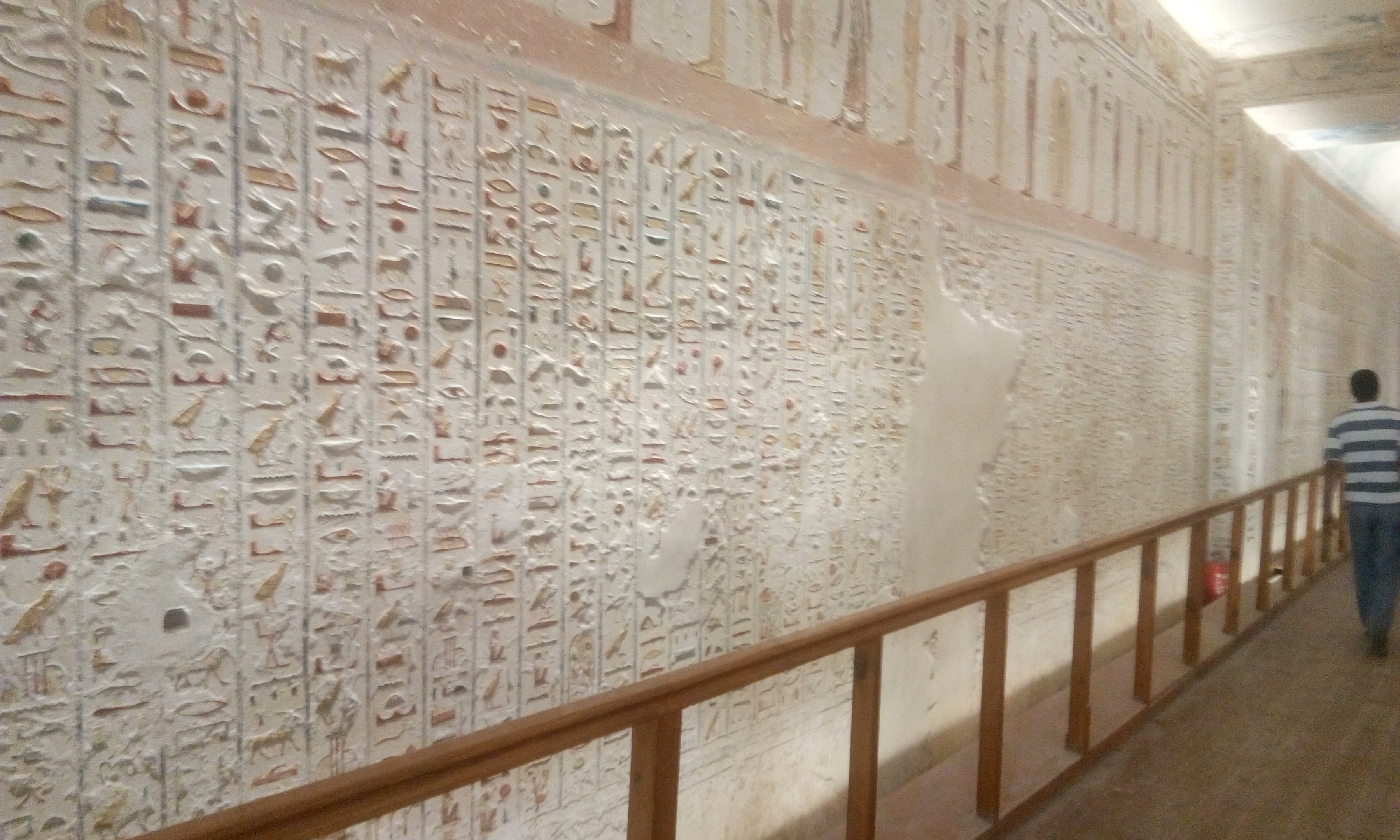 جداريات فرعونية داخل مقبرة توت عنخ امون بالأقصر