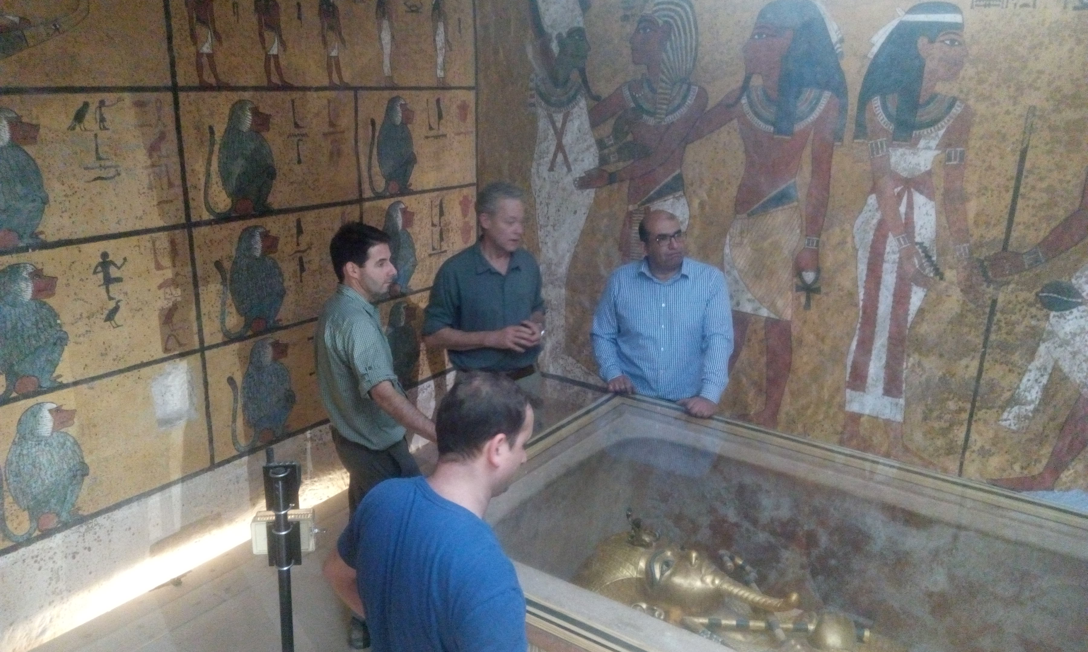 العلماء الاجانب خلال العمل داخل مقبرة توت عنخ امون