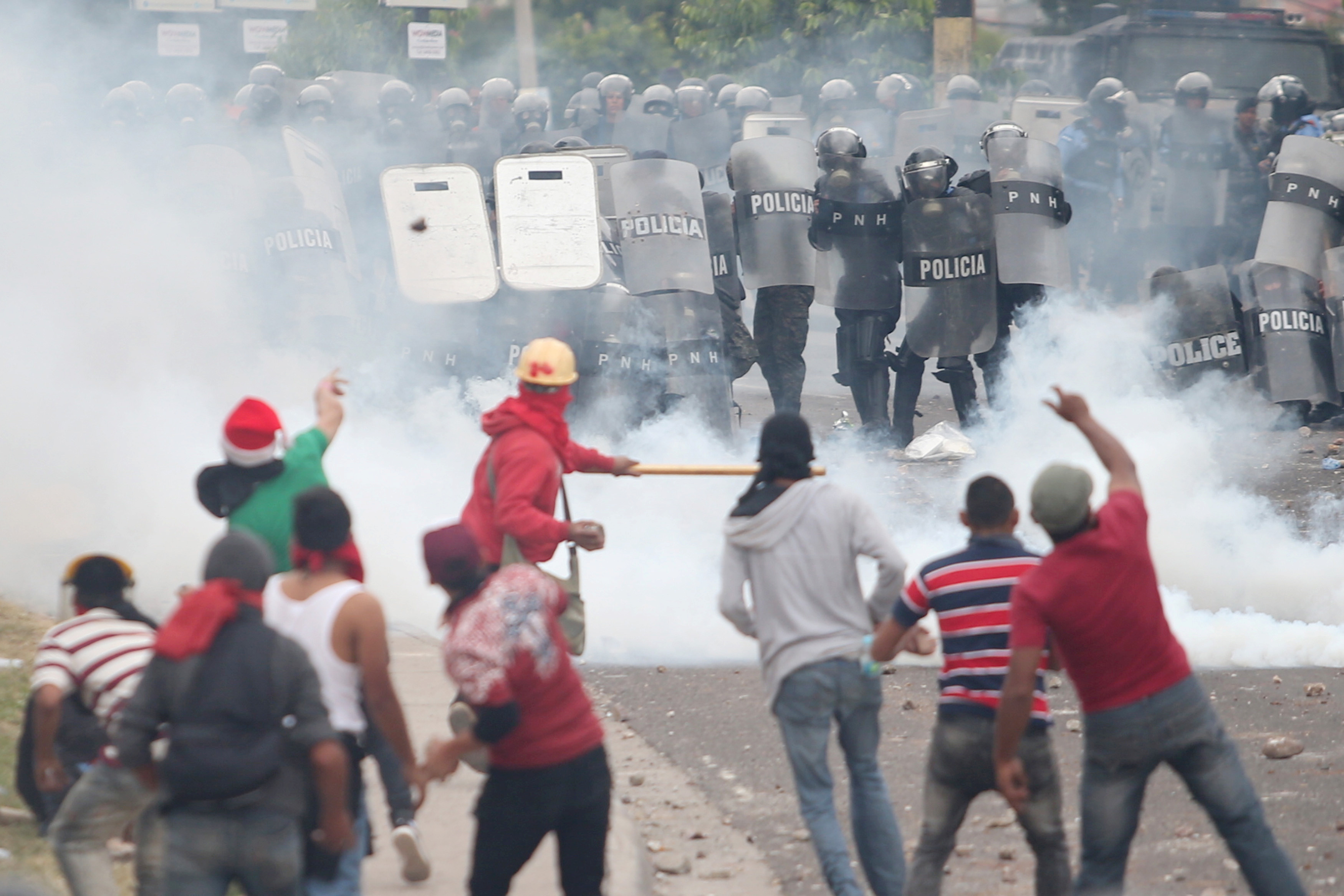 جانب من العنف فى هندوراس احتجاجا على تأجيل نتيجة الانتخابات الرئاسية