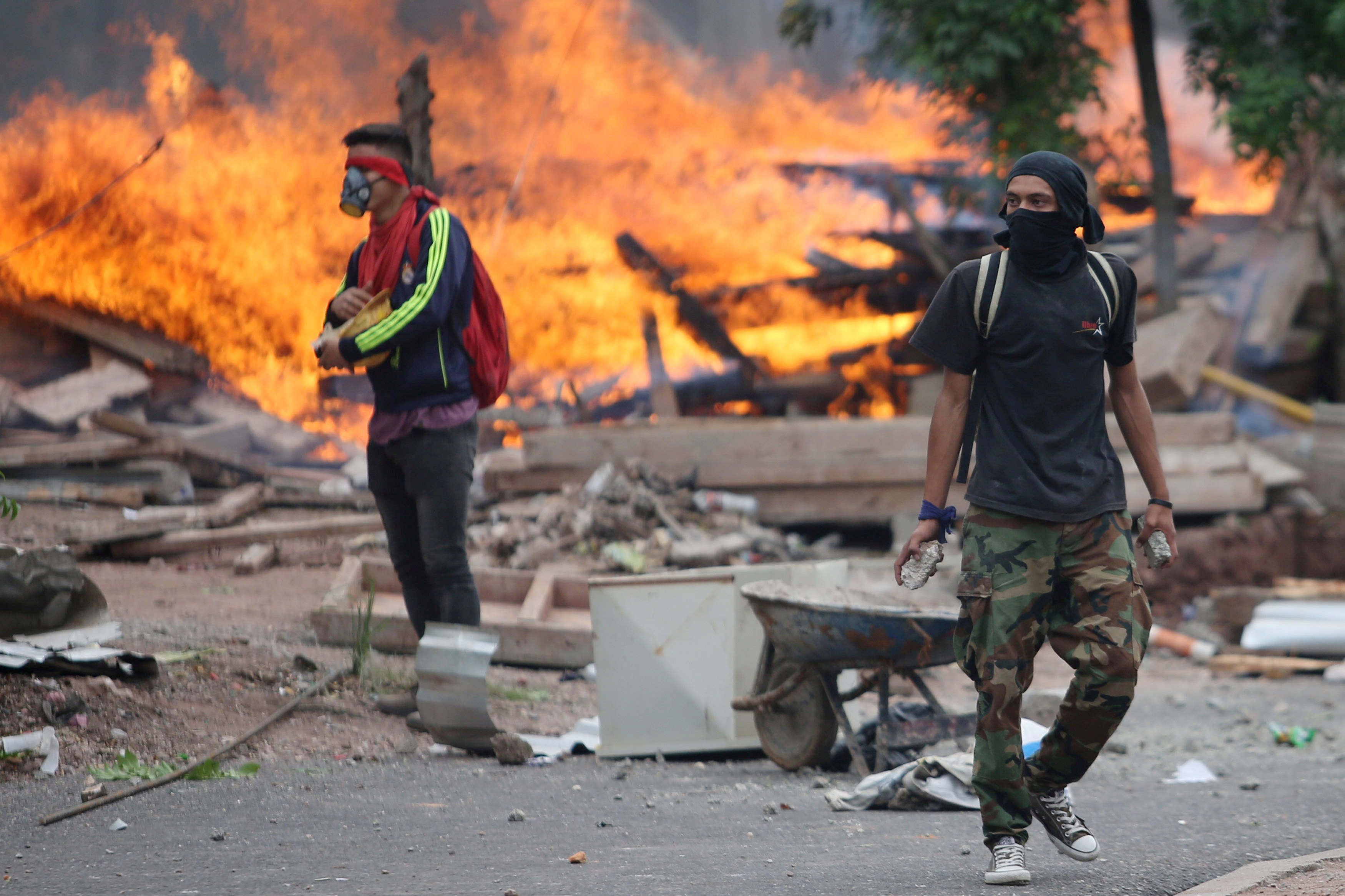جانب من أعمال العنف فى هندوراس والمحتجون يشعلون النار