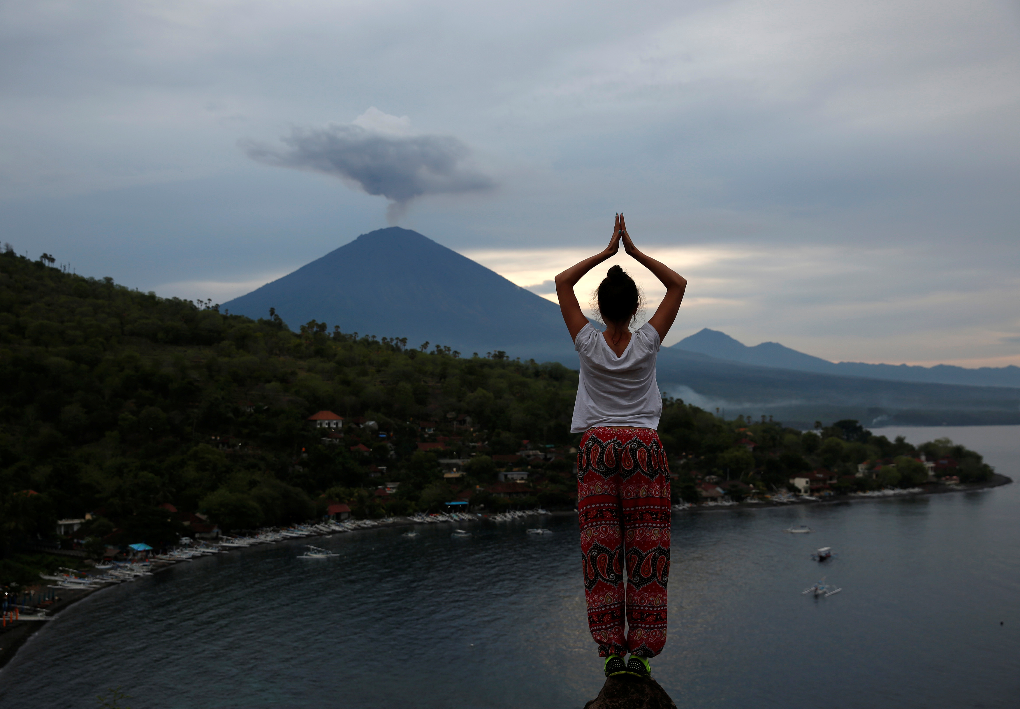 مواطنة إندونيسية تصلى طلبا لعدم ثوران البركان