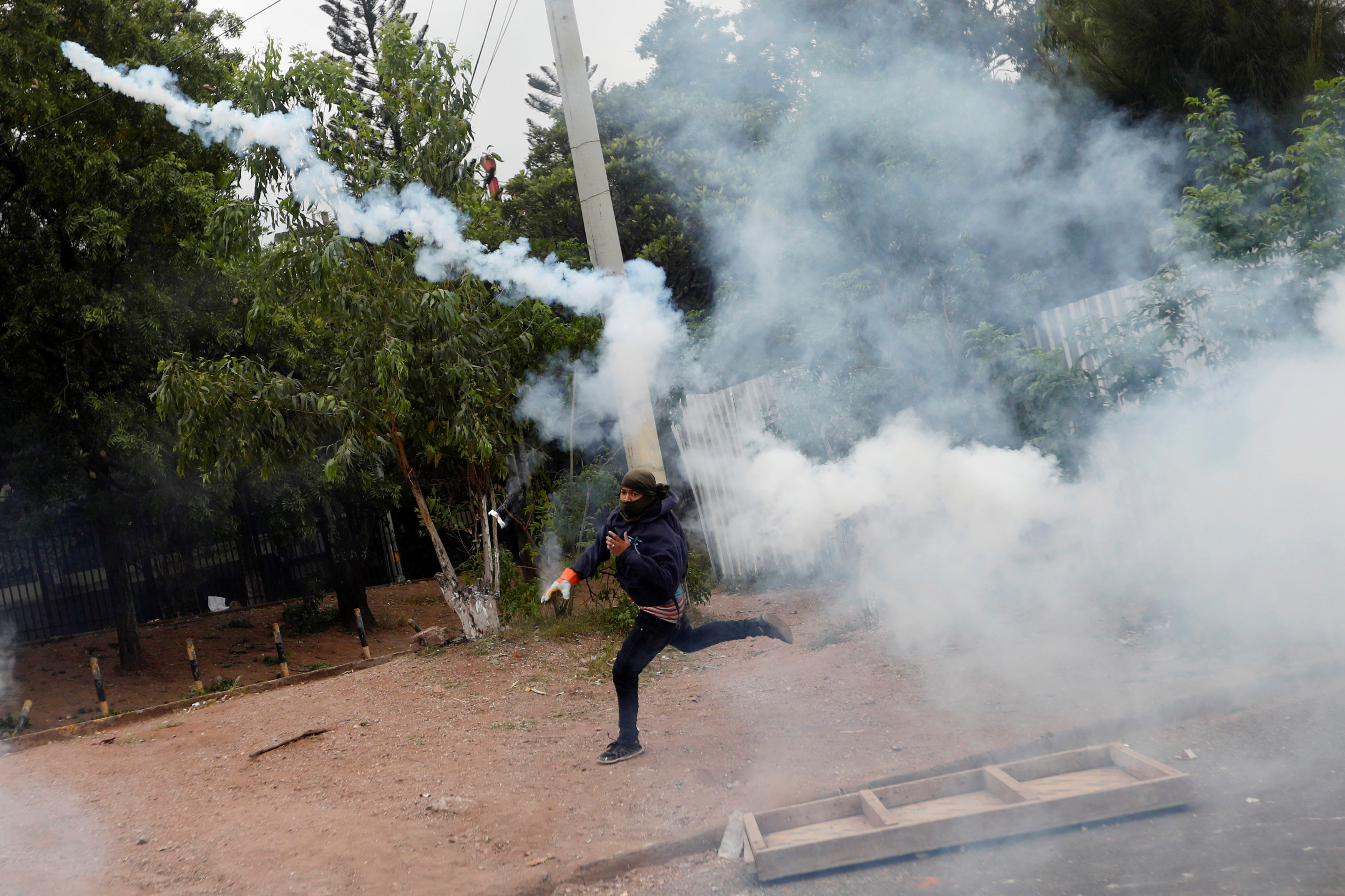 أحد المتظاهرين يواجه قوات الأمن فى هندوراس