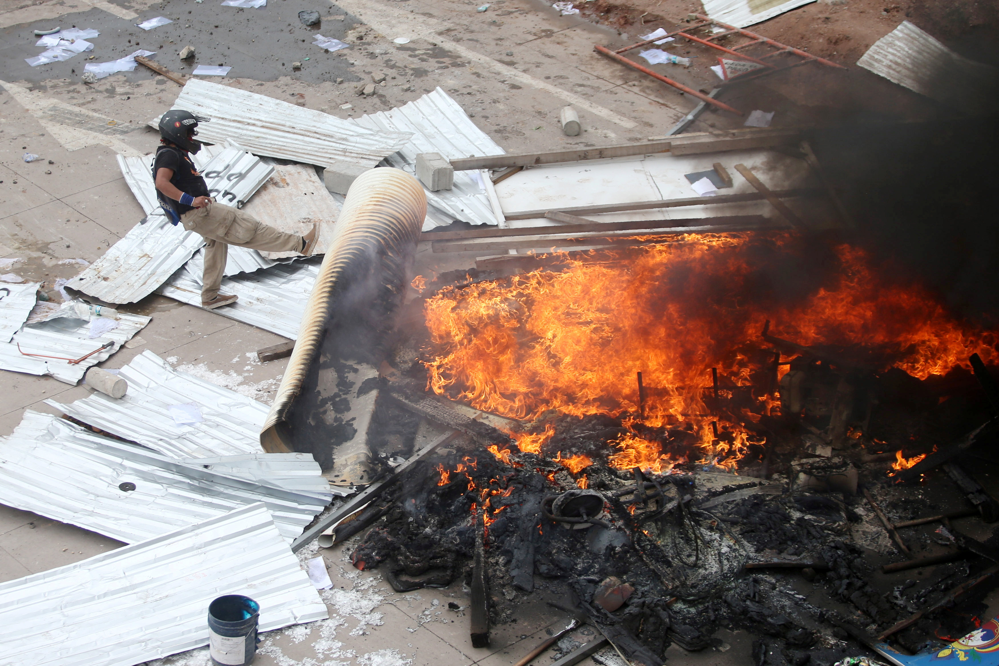 المحتجون يشعلون النيران فى هندرواس
