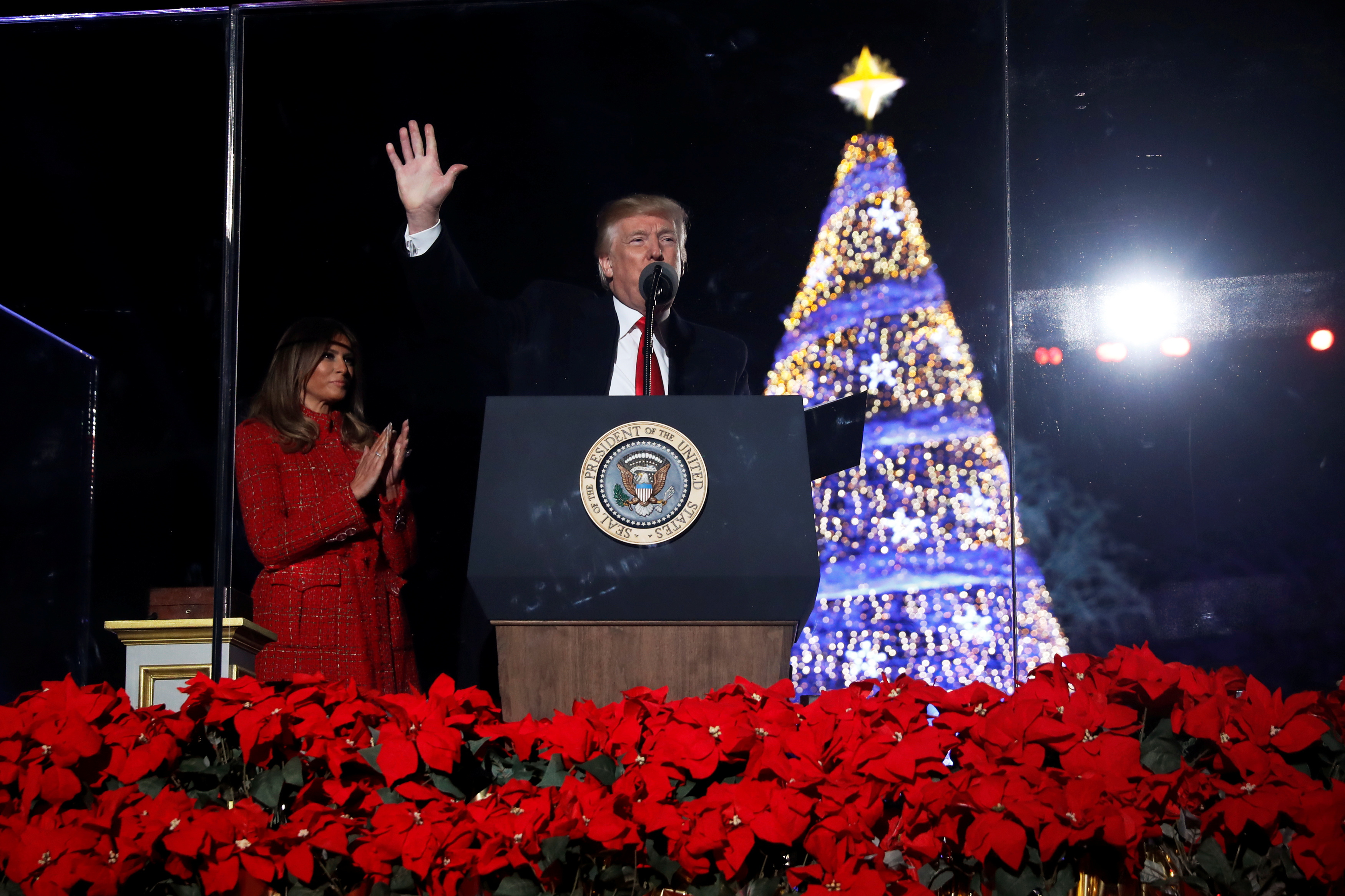 ترامب يحيى الحضور فى احتفالات اضاءة شجرة عيد الميلاد