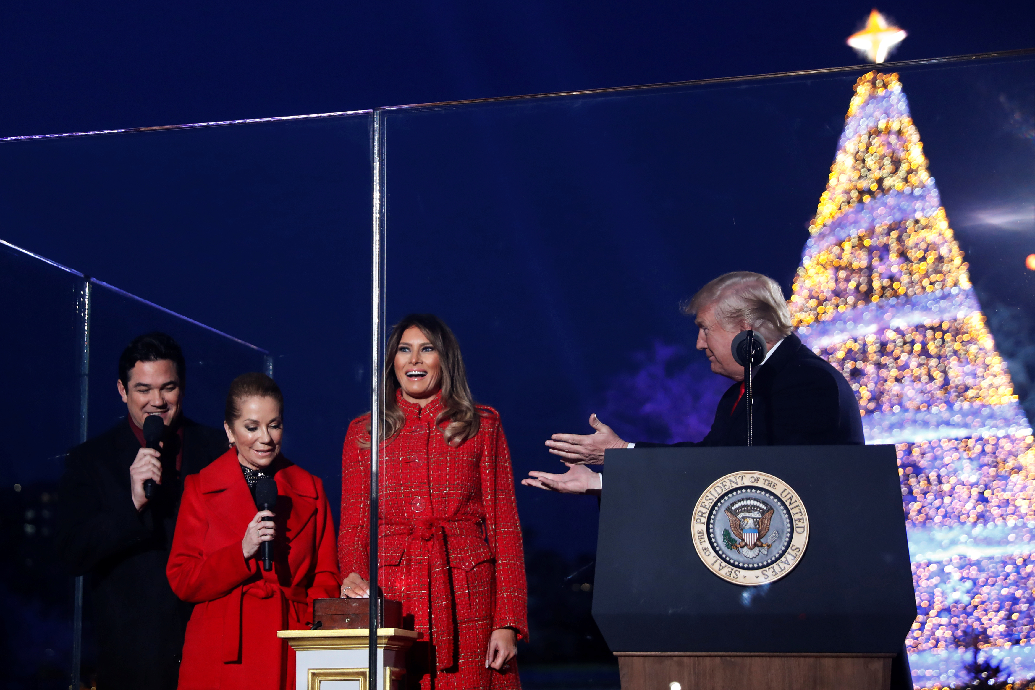 دونالد ترامب ومانيلا يحتفلان باضاءة شجرة عيد الميلاد