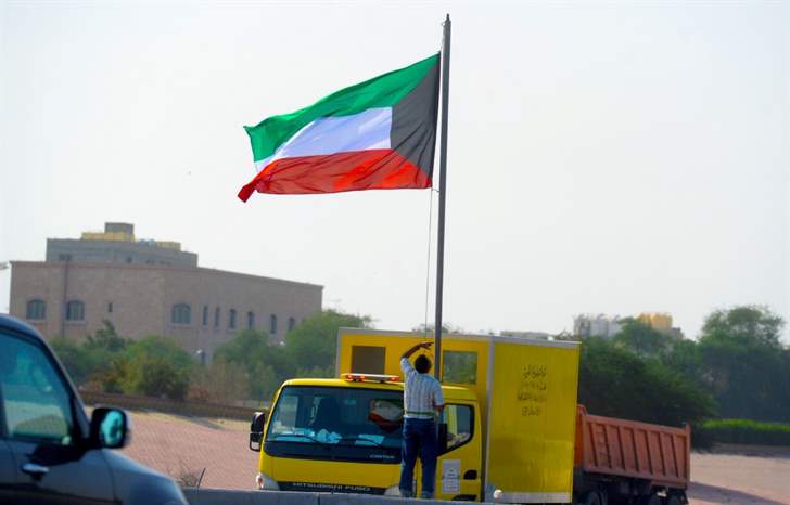 رفع علم الكويت استعدادا للقمة الخليجية