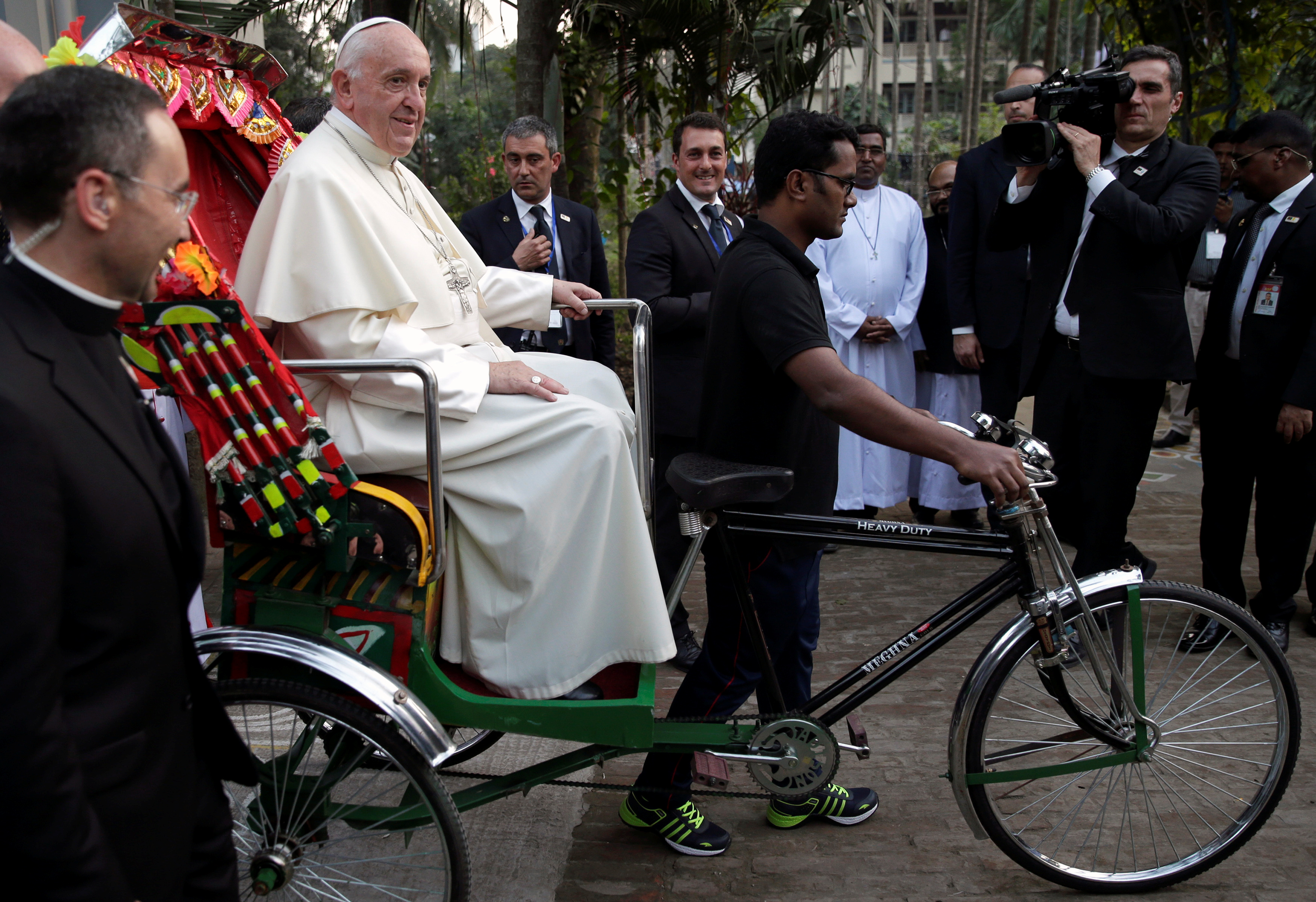 وصول البابا للقاء الروهينجا