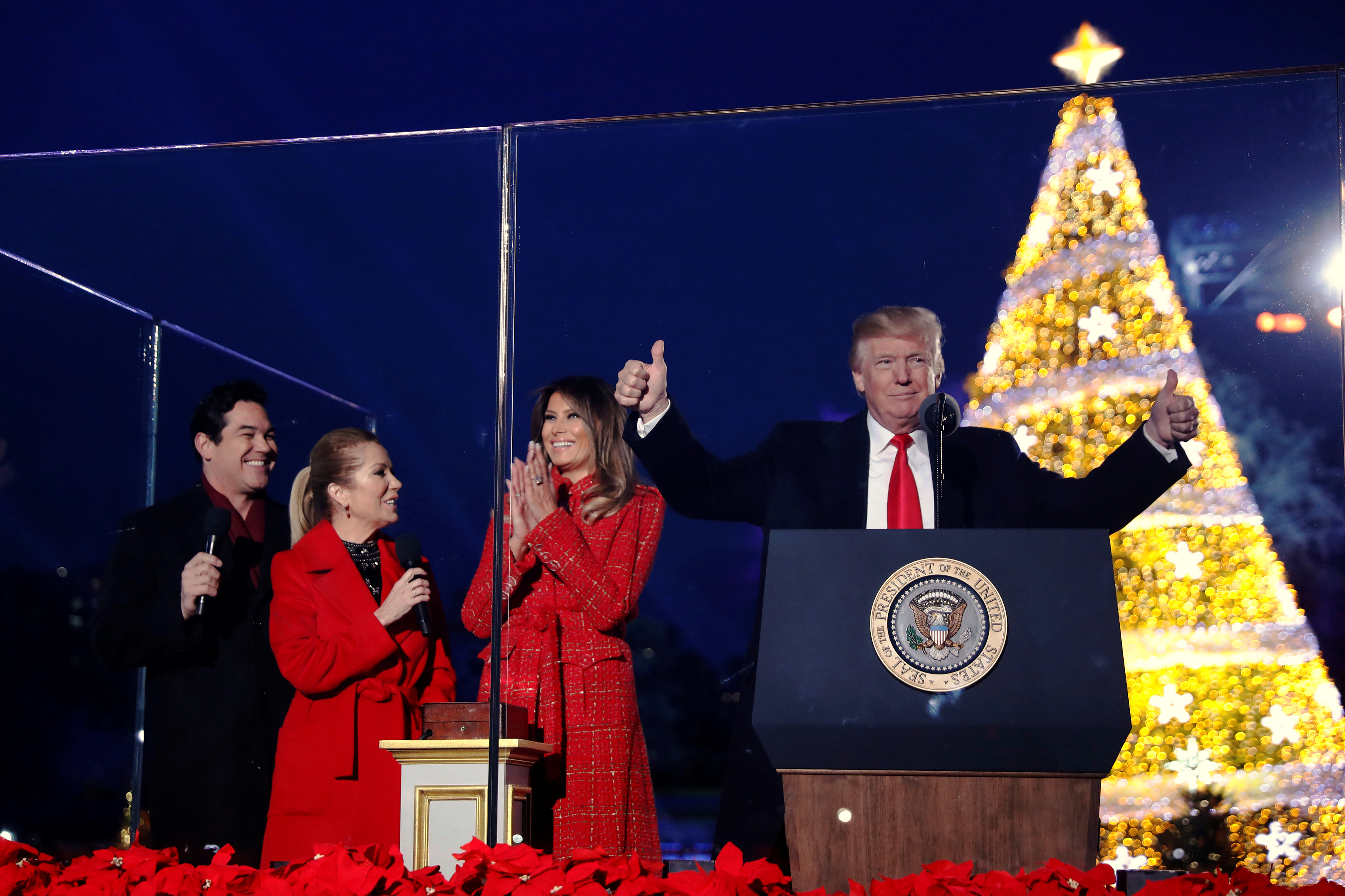 ترامب وزوجته يحتفلان بإضاءة شجرة عيد الميلاد
