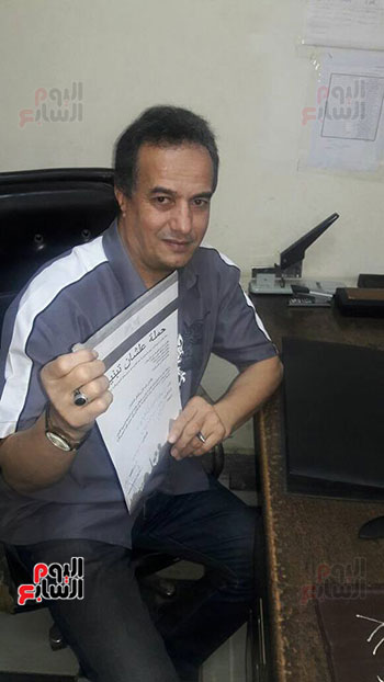  الدكتور على أحمد شفيق أستاذ الجراحة بكلية طب القصر العينى يوقع على الاستمارة.