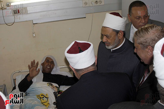 صور شيخ الأزهر والمفتى يزوران مصابى حادث الروضة بمستشفيات الإسماعيلية (7)