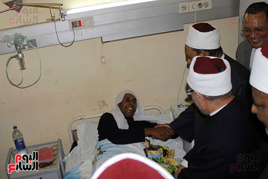 صور شيخ الأزهر والمفتى يزوران مصابى حادث الروضة بمستشفيات الإسماعيلية (6)