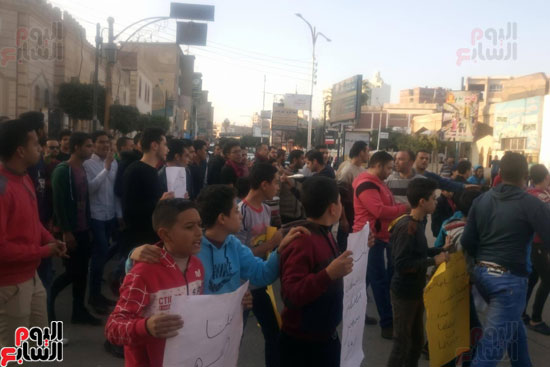 الصغار بالمسيرة ولافتات المطالبة بالإعدام