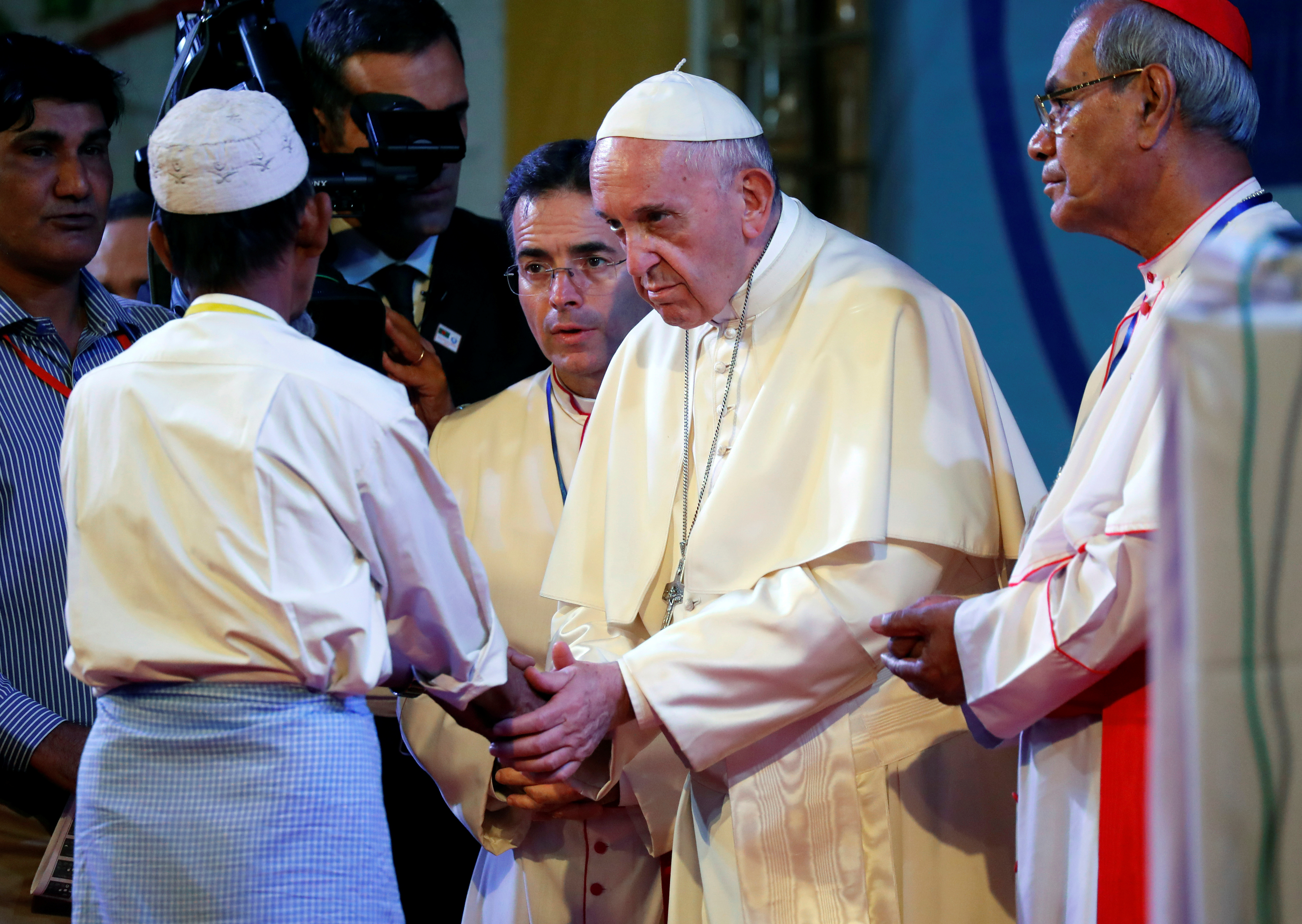 البابا فرانسيس مع لاجئى الروهينجا