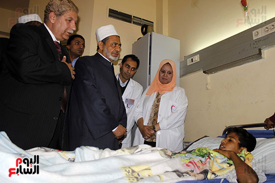 صور شيخ الأزهر والمفتى يزوران مصابى حادث الروضة بمستشفيات الإسماعيلية (3)
