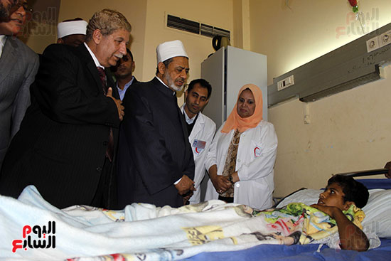 صور شيخ الأزهر والمفتى يزوران مصابى حادث الروضة بمستشفيات الإسماعيلية (4)