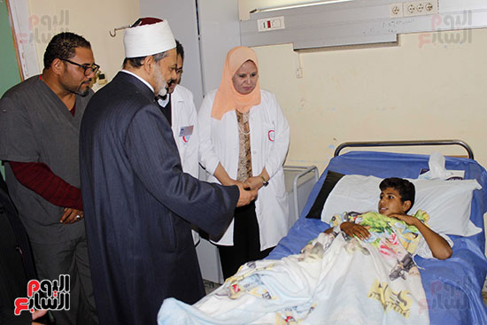 صور شيخ الأزهر والمفتى يزوران مصابى حادث الروضة بمستشفيات الإسماعيلية (24)