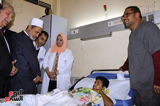صور شيخ الأزهر والمفتى يزوران مصابى حادث الروضة بمستشفيات الإسماعيلية (2)